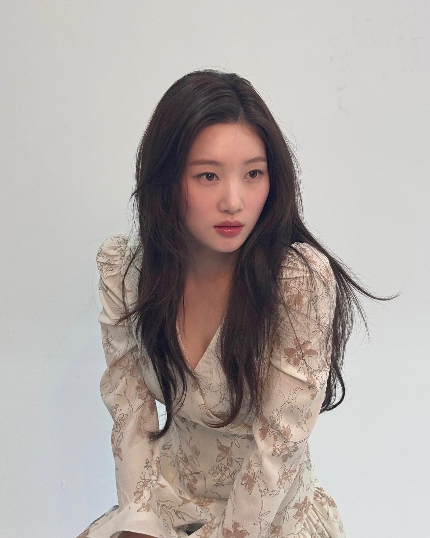 얼굴형별 어울리는 눈썹 찾기🤨🖤

눈썹 모양은 사람의 인상을 크게 좌우하는 중요한 요소입니다. 얼굴형에 맞는 눈썹을 찾으면 성공적인 이미지 변신에 한 걸음 더 가까워진다는 사실! 그래서 준비한 얼굴형별 찰떡 눈썹 모양을 알려드릴게요.✨

1. 계란형 얼굴 - 아치형 눈썹
2. 둥근 얼굴형 - 각진 아치형 눈썹
3. 긴 타원형 얼굴 - 도톰한 일자형 눈썹
4. 각진 얼굴형 - 둥근 아치형 눈썹 이미지7