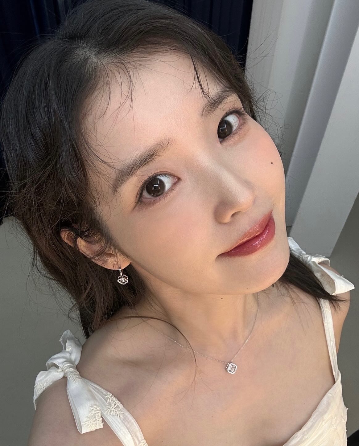 얼굴형별 어울리는 눈썹 찾기🤨🖤

눈썹 모양은 사람의 인상을 크게 좌우하는 중요한 요소입니다. 얼굴형에 맞는 눈썹을 찾으면 성공적인 이미지 변신에 한 걸음 더 가까워진다는 사실! 그래서 준비한 얼굴형별 찰떡 눈썹 모양을 알려드릴게요.✨

1. 계란형 얼굴 - 아치형 눈썹
2. 둥근 얼굴형 - 각진 아치형 눈썹
3. 긴 타원형 얼굴 - 도톰한 일자형 눈썹
4. 각진 얼굴형 - 둥근 아치형 눈썹 이미지5