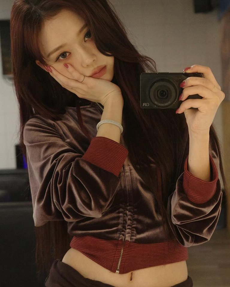 얼굴형별 어울리는 눈썹 찾기🤨🖤

눈썹 모양은 사람의 인상을 크게 좌우하는 중요한 요소입니다. 얼굴형에 맞는 눈썹을 찾으면 성공적인 이미지 변신에 한 걸음 더 가까워진다는 사실! 그래서 준비한 얼굴형별 찰떡 눈썹 모양을 알려드릴게요.✨

1. 계란형 얼굴 - 아치형 눈썹
2. 둥근 얼굴형 - 각진 아치형 눈썹
3. 긴 타원형 얼굴 - 도톰한 일자형 눈썹
4. 각진 얼굴형 - 둥근 아치형 눈썹 이미지6
