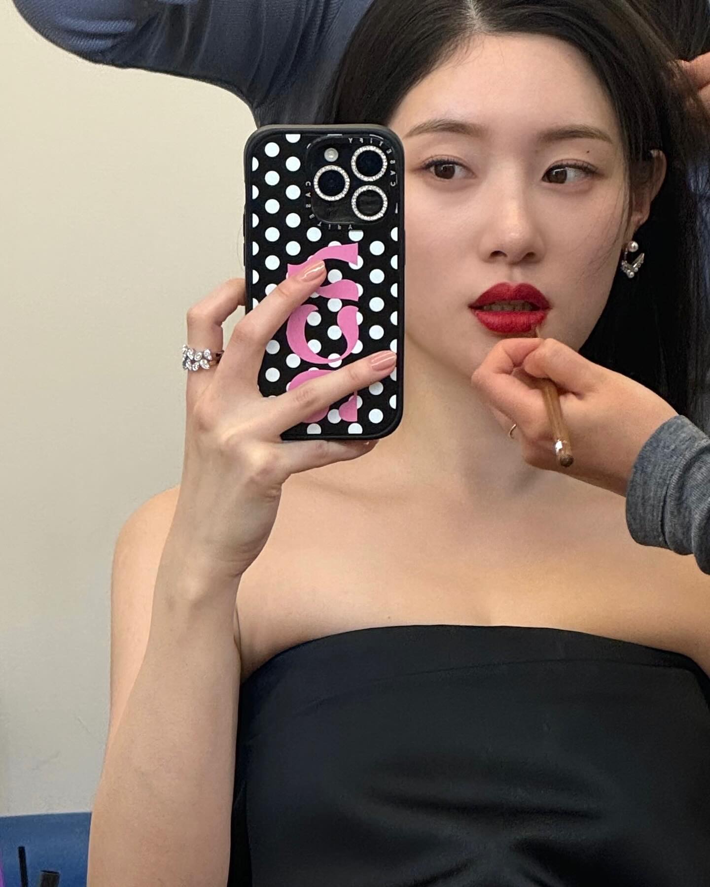 얼굴형별 어울리는 눈썹 찾기🤨🖤

눈썹 모양은 사람의 인상을 크게 좌우하는 중요한 요소입니다. 얼굴형에 맞는 눈썹을 찾으면 성공적인 이미지 변신에 한 걸음 더 가까워진다는 사실! 그래서 준비한 얼굴형별 찰떡 눈썹 모양을 알려드릴게요.✨

1. 계란형 얼굴 - 아치형 눈썹
2. 둥근 얼굴형 - 각진 아치형 눈썹
3. 긴 타원형 얼굴 - 도톰한 일자형 눈썹
4. 각진 얼굴형 - 둥근 아치형 눈썹 이미지8