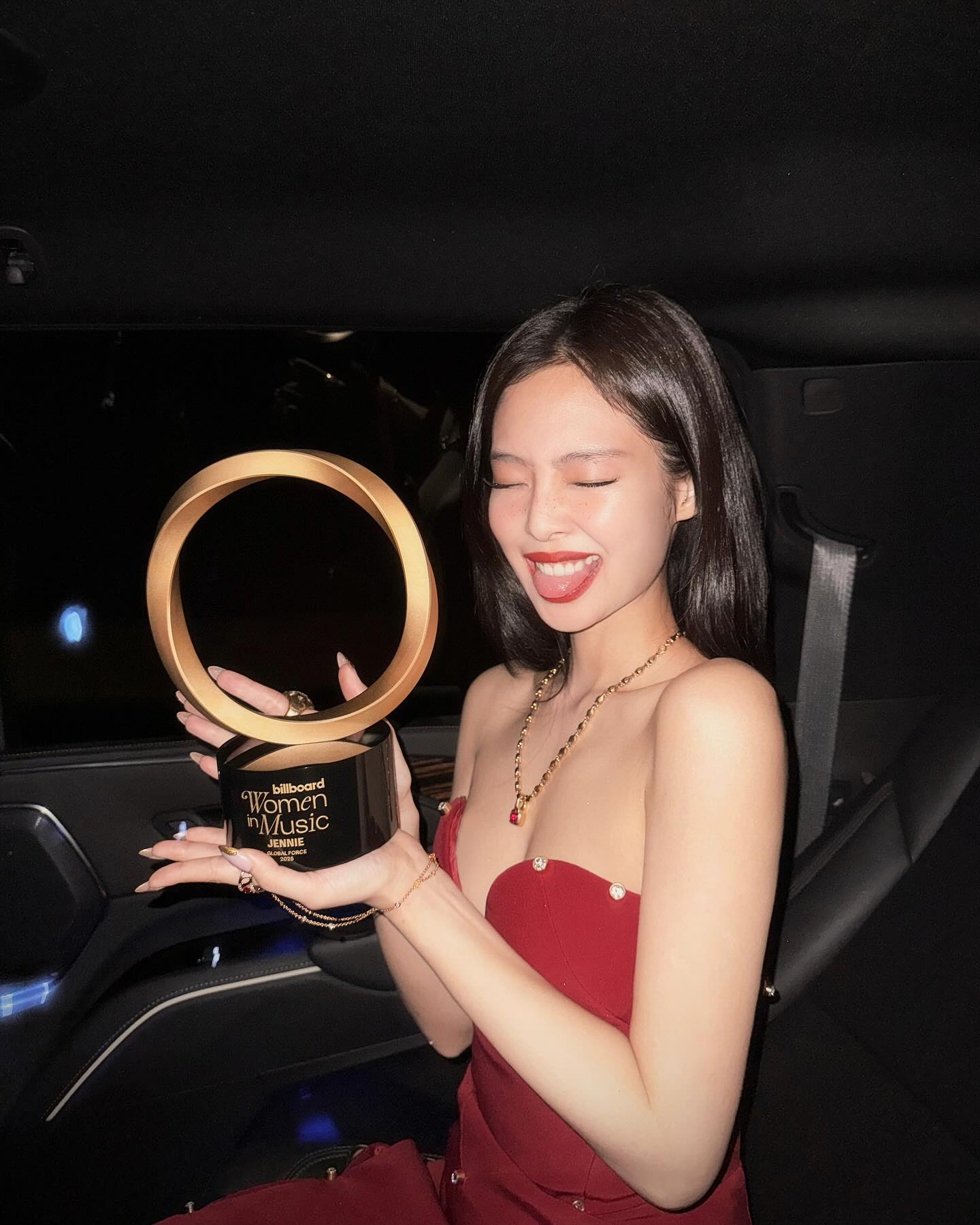 제니하면 레드제니지💄❤️
레드립과 레드드레스 조합으로 시상식을 빛낸 @제니 이미지4