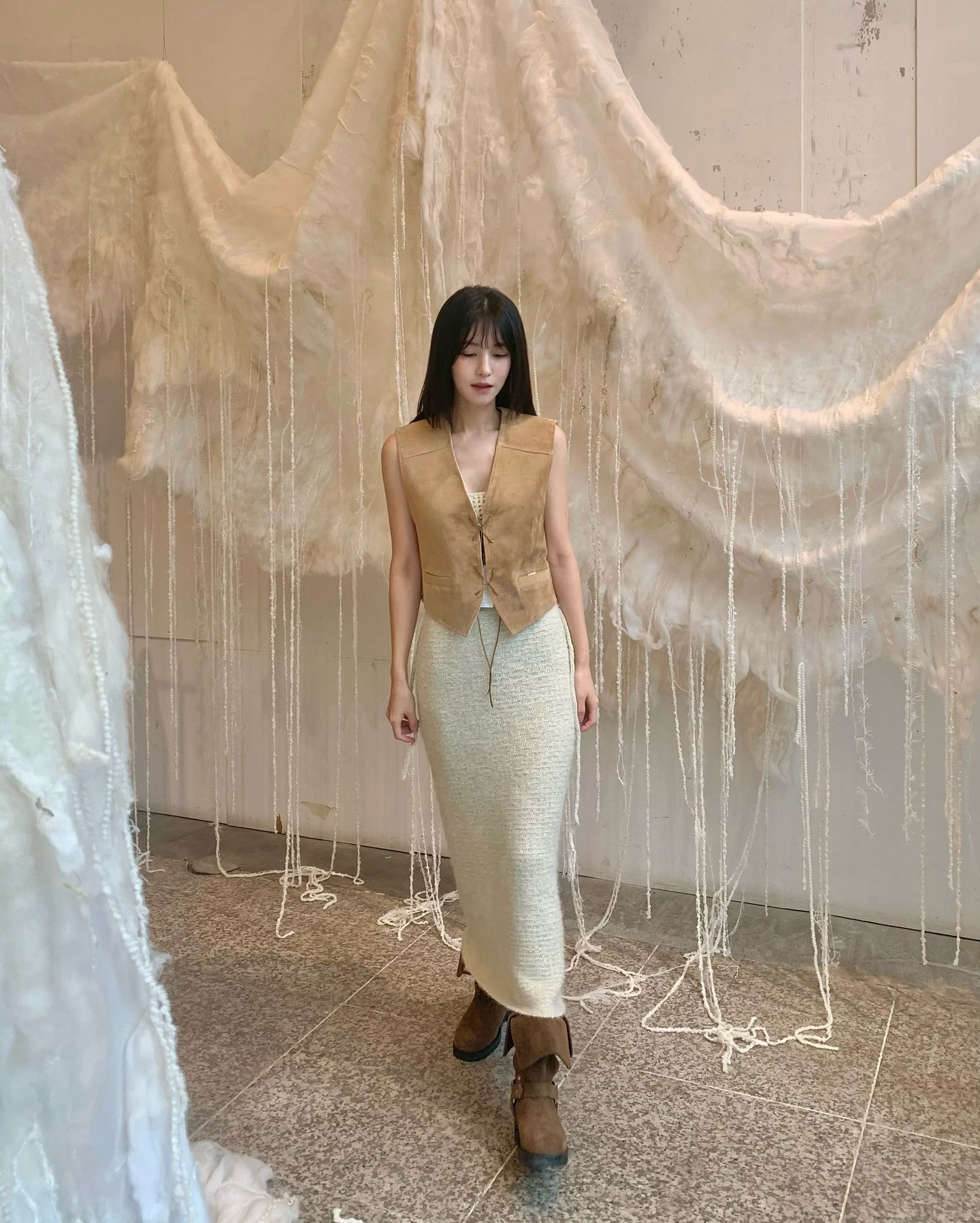 기장별로 다른 매력의 이 스커트🤍
미니 기장은 귀엽게, 롱 기장은 우아하게✨ 이미지9