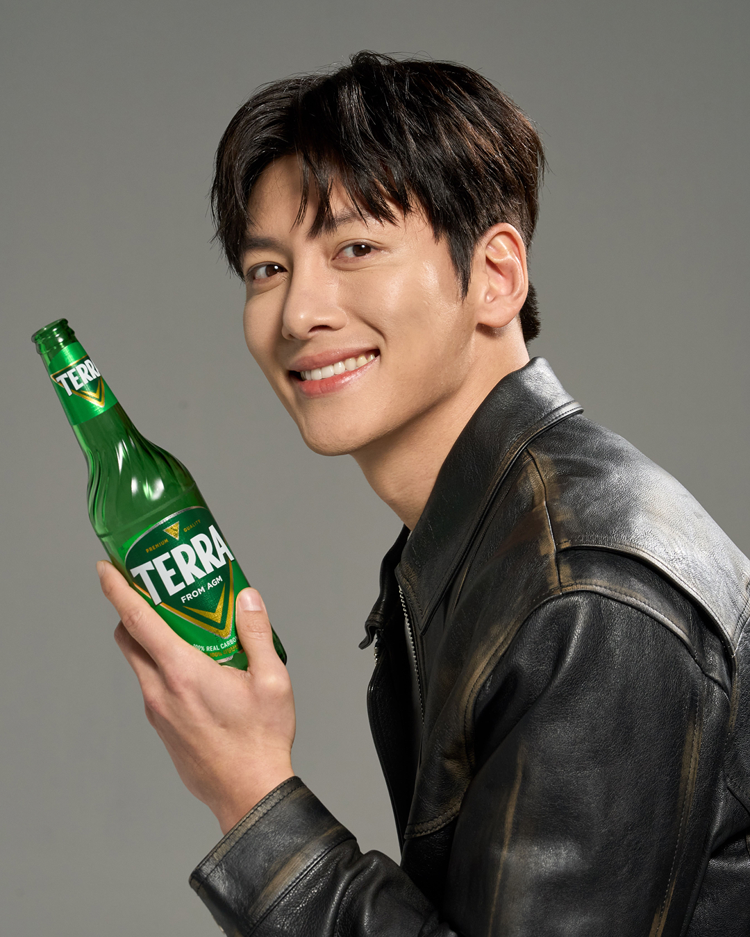 대세 배우의 청정라거🍺
지창욱 x 테라 역대급 조합 탄생 #광고

지창욱이 국내 대표맥주 청정라거 테라의 새 얼굴로 발탁되며 청량한 매력을 제대로 발산했습니다.

그는 첫 TV광고 <청정한 하루>에서 액션 배우, 사진작가, 직장인, 대학생 1인 4역을 소화하며 바쁜 하루 끝, 테라 한 잔으로 청정하게 리프레시하는 모습을 임팩트 있게 표현했습니다.

영상 속 지창욱의 긍정적이고 활력 넘치는 에너지와 청정한 미소가 테라와 아주 잘 어울리는데요.
이 둘의 케미가 앞으로 어떤 시너지를 보여줄 지 벌써부터 기대가 됩니다.

오늘 공개된 NEW 모델 지창욱의 첫 테라 광고는 지금 바로 슬라이드를 넘겨 확인하실 수 있습니다.

※ 경고: 지나친 음주는 뇌졸중, 기억력 손상이나 치매를 유발합니다. 임신 중 음주는 기형아 출생 위험을 높입니다. 이미지