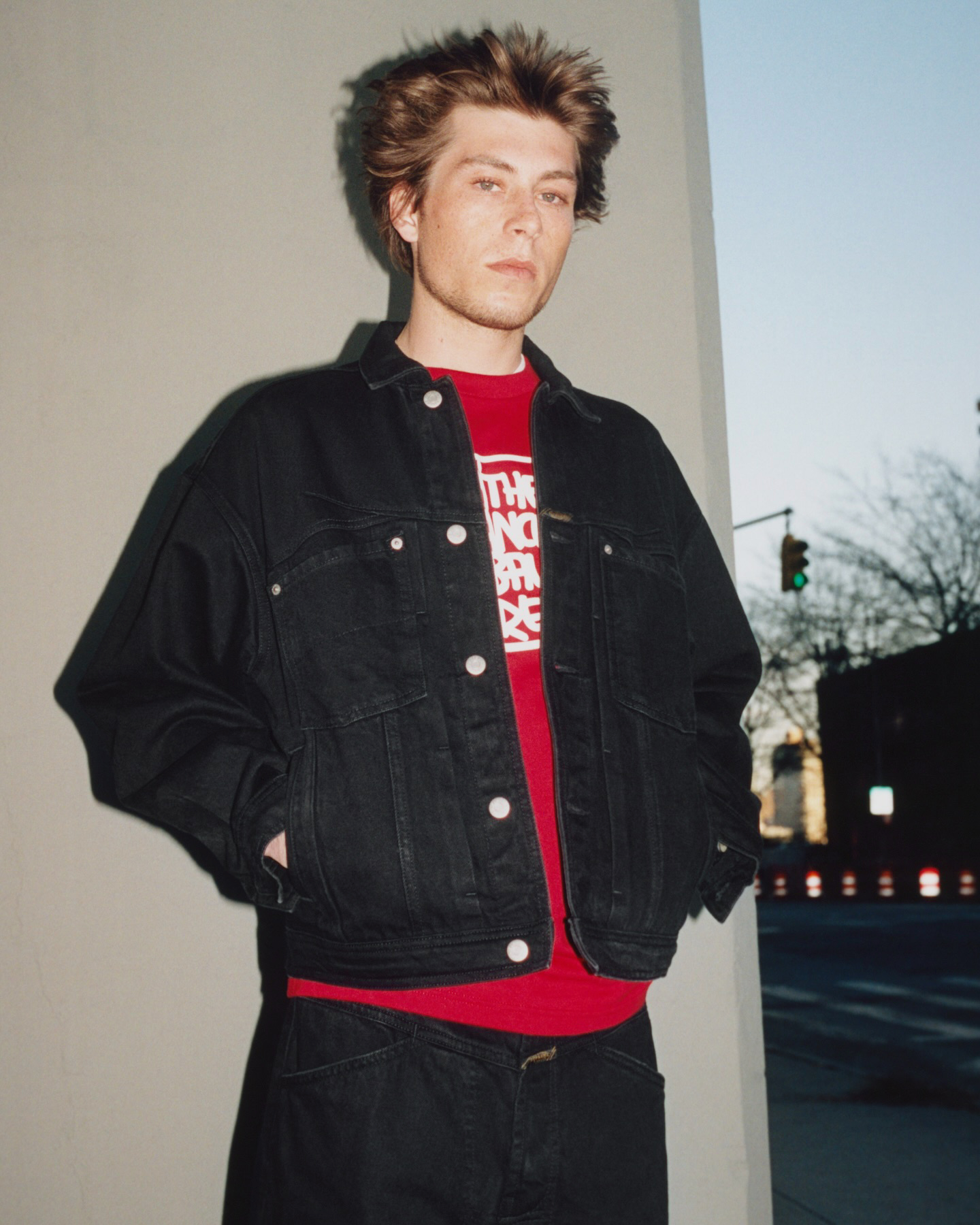 슈프림 x 마리떼 프랑소와 저버 콜라보 출시🇫🇷 📦
슈프림(supremenewyork) x 마리떼 프랑소와 저버(Marithé + François Girbaud) 협업 켈렉션의 룩북이 공개되었습니다.
마리떼 프랑소와 저버는 1972년 프랑스에서 시작된 브랜드로 스톤워싱,배기진,스트레치 데님 등 데님 위주의 유니섹스 브랜드였습니다.
지금은 마리떼, 마뗑킴, 마르디와 함께 '3마'로 불릴 정도로 핫한 브랜드입니다.
슈프림과 마리떼가 만들어낼 시너지가 기대되네요🤩 이미지7