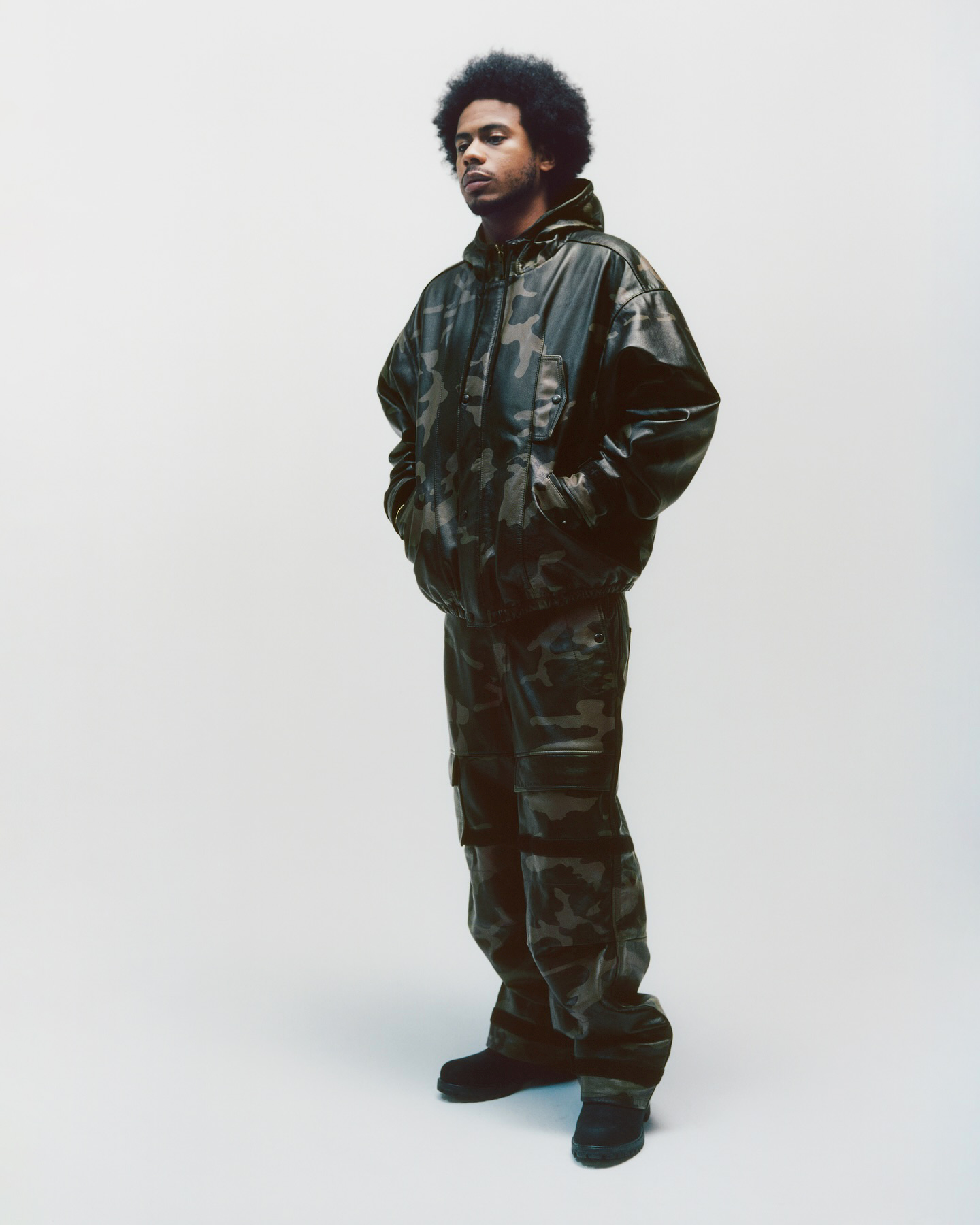 슈프림 x 마리떼 프랑소와 저버 콜라보 출시🇫🇷 📦
슈프림(supremenewyork) x 마리떼 프랑소와 저버(Marithé + François Girbaud) 협업 켈렉션의 룩북이 공개되었습니다.
마리떼 프랑소와 저버는 1972년 프랑스에서 시작된 브랜드로 스톤워싱,배기진,스트레치 데님 등 데님 위주의 유니섹스 브랜드였습니다.
지금은 마리떼, 마뗑킴, 마르디와 함께 '3마'로 불릴 정도로 핫한 브랜드입니다.
슈프림과 마리떼가 만들어낼 시너지가 기대되네요🤩 이미지4