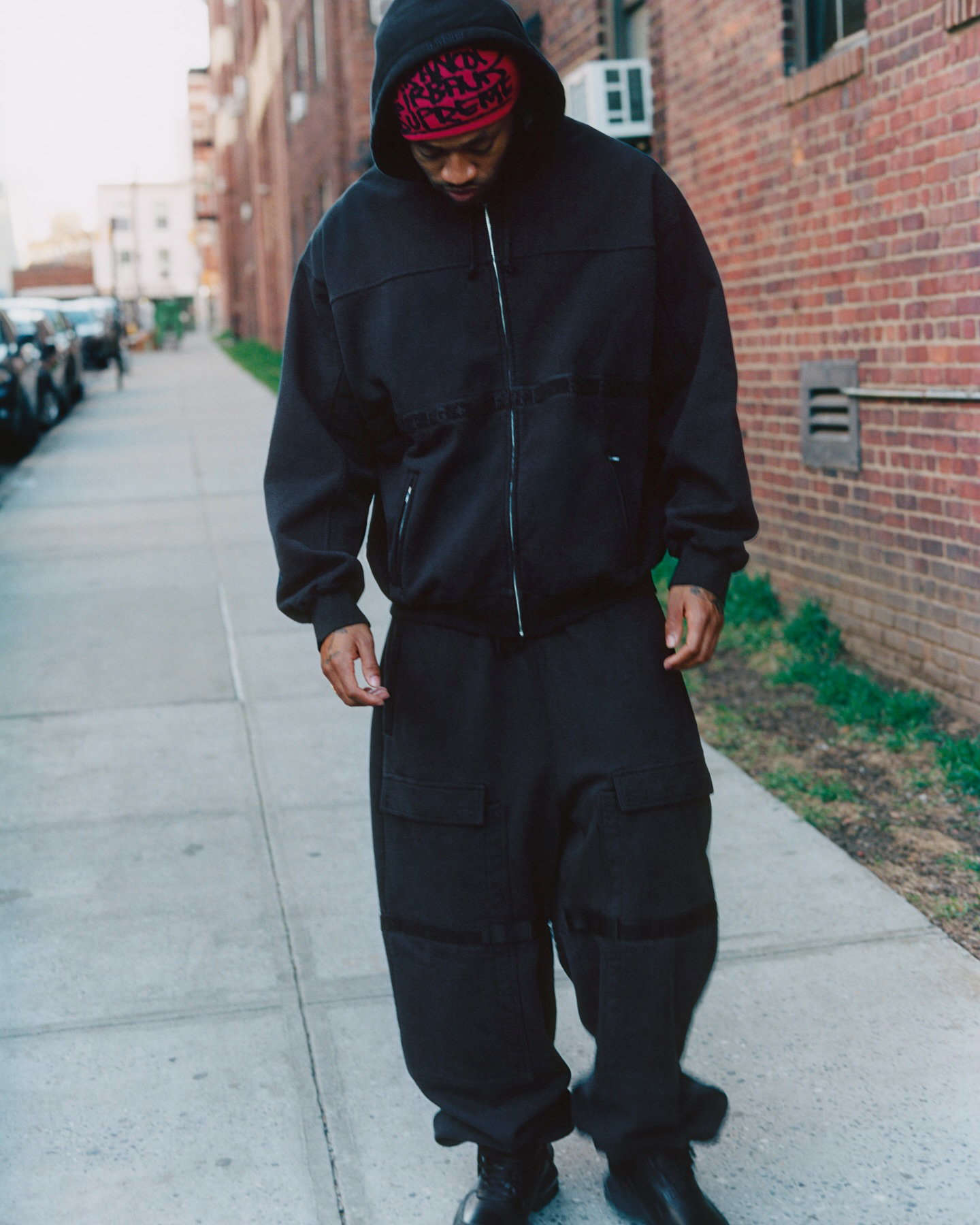 슈프림 x 마리떼 프랑소와 저버 콜라보 출시🇫🇷 📦
슈프림(supremenewyork) x 마리떼 프랑소와 저버(Marithé + François Girbaud) 협업 켈렉션의 룩북이 공개되었습니다.
마리떼 프랑소와 저버는 1972년 프랑스에서 시작된 브랜드로 스톤워싱,배기진,스트레치 데님 등 데님 위주의 유니섹스 브랜드였습니다.
지금은 마리떼, 마뗑킴, 마르디와 함께 '3마'로 불릴 정도로 핫한 브랜드입니다.
슈프림과 마리떼가 만들어낼 시너지가 기대되네요🤩 이미지9