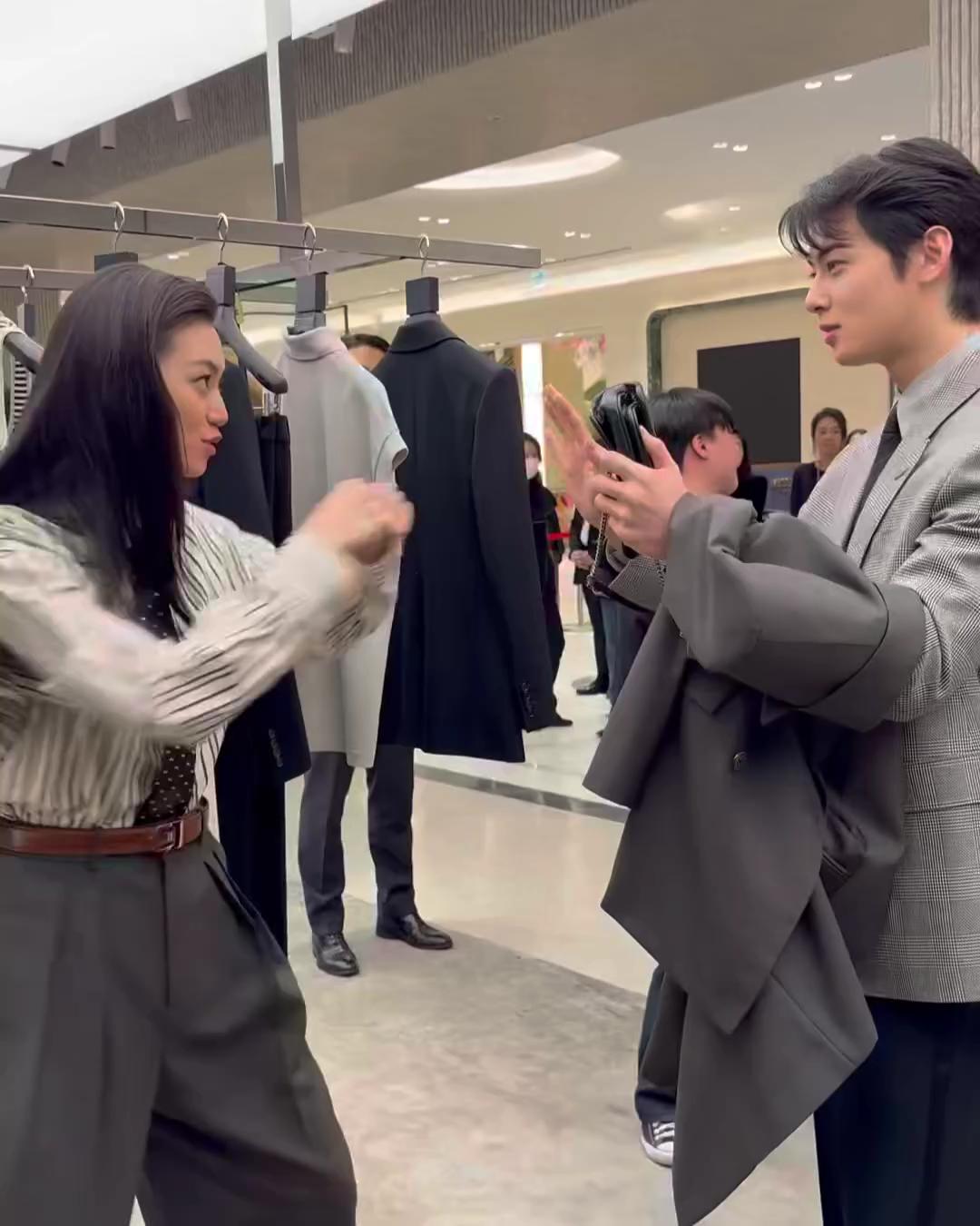 이 조합 뭔데 설레지..🖤
생 로랑 행사장 속 장꾸 모먼트💕차은우 X 김도연 이미지