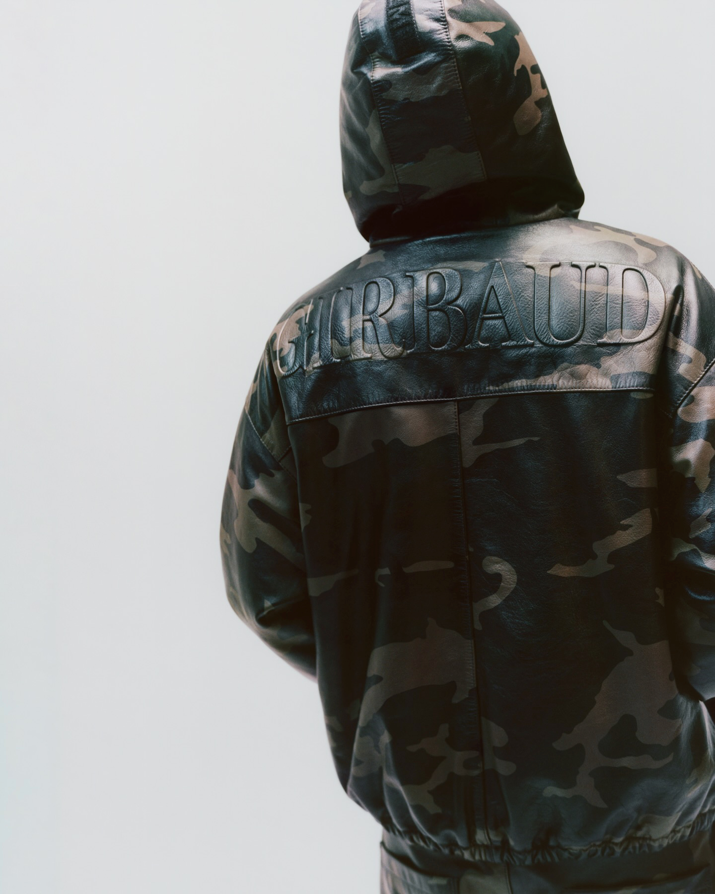 슈프림 x 마리떼 프랑소와 저버 콜라보 출시🇫🇷 📦
슈프림(supremenewyork) x 마리떼 프랑소와 저버(Marithé + François Girbaud) 협업 켈렉션의 룩북이 공개되었습니다.
마리떼 프랑소와 저버는 1972년 프랑스에서 시작된 브랜드로 스톤워싱,배기진,스트레치 데님 등 데님 위주의 유니섹스 브랜드였습니다.
지금은 마리떼, 마뗑킴, 마르디와 함께 '3마'로 불릴 정도로 핫한 브랜드입니다.
슈프림과 마리떼가 만들어낼 시너지가 기대되네요🤩 이미지3