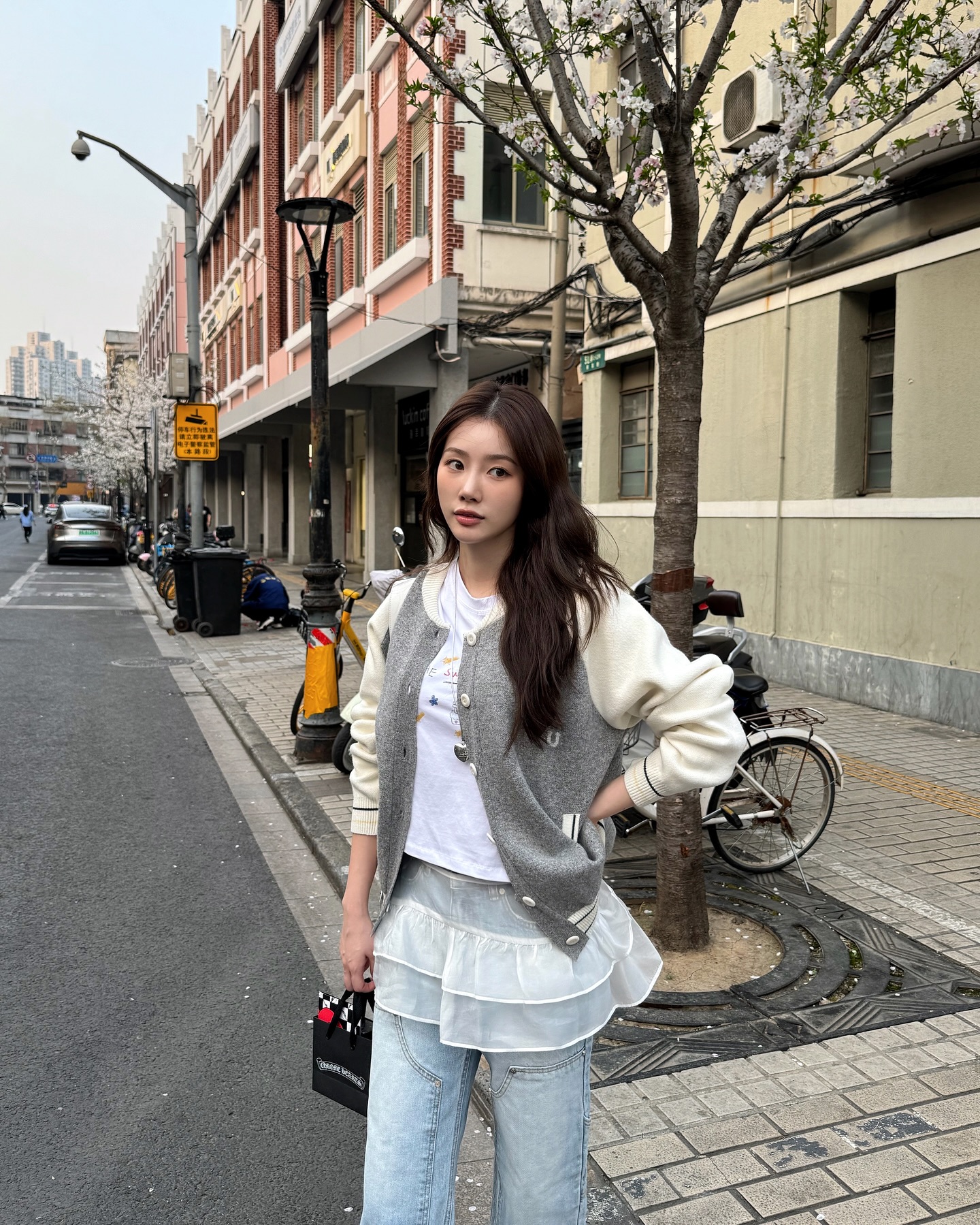 기장별로 다른 매력의 이 스커트🤍
미니 기장은 귀엽게, 롱 기장은 우아하게✨ 이미지3
