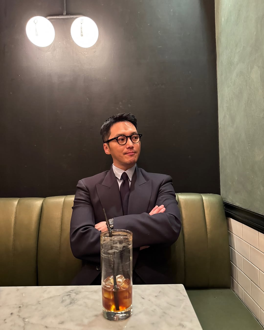 캐주얼함 더하는 검정 뿔테👓 이미지