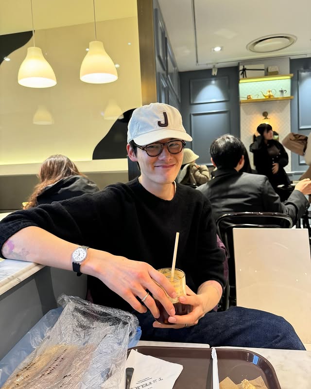 캐주얼함 더하는 검정 뿔테👓 이미지