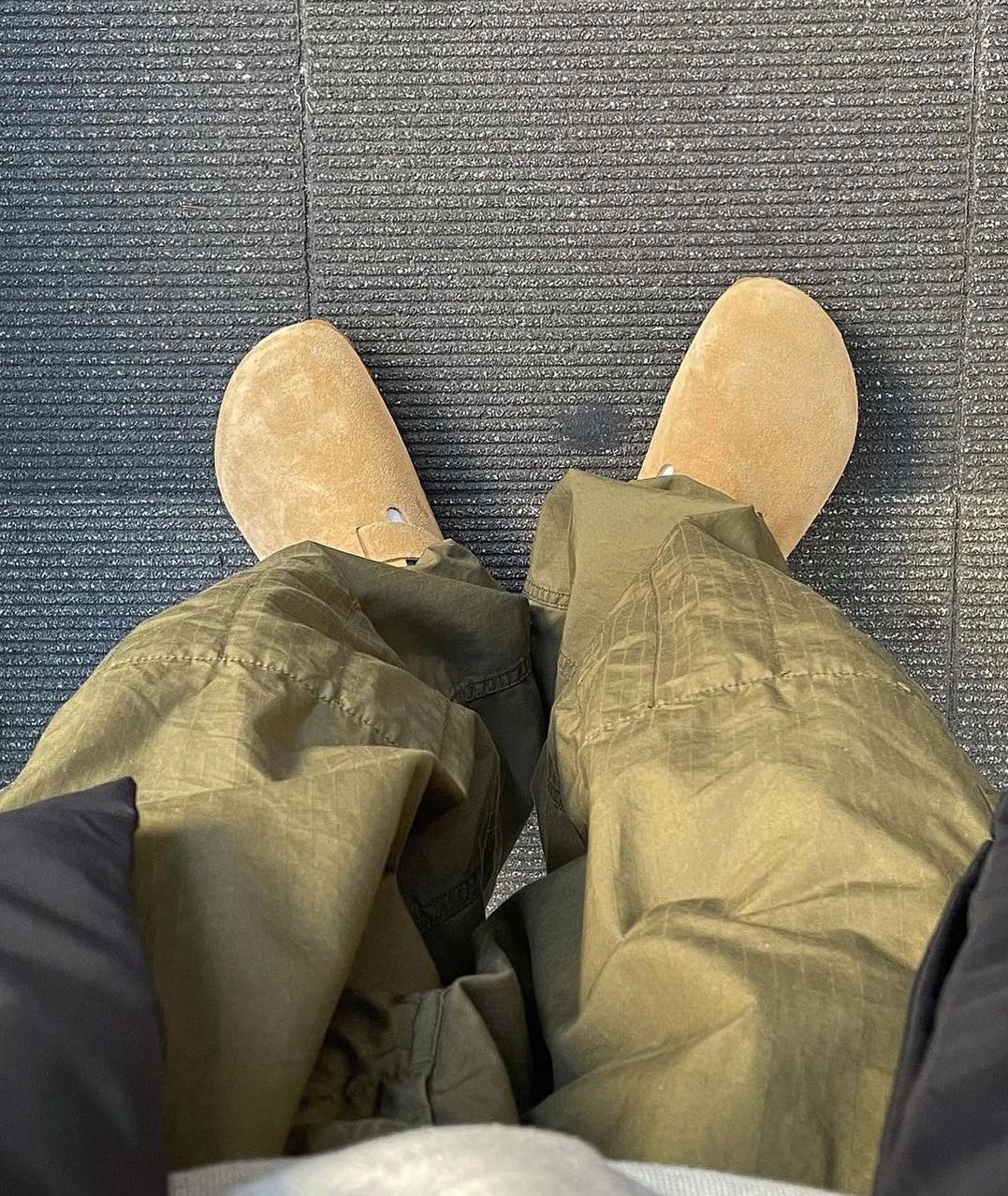 뭐 신을지 애매할 땐, 그냥 버켄 꺼내기😎

둥글고 귀여운 앞코, 발등을 편안하게 감싸는 쉐입.
편안한데 멋스럽고,꾸안꾸의 정석 같은 아이템 아닐까요? 이미지