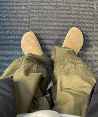 뭐 신을지 애매할 땐, 그냥 버켄 꺼내기😎
둥글고 귀여운 앞코, 발등을 편안하게 감싸는 쉐입.
편안한데 멋스럽고,꾸안꾸의 정석 같은 아이템 아닐까요? 이미지
