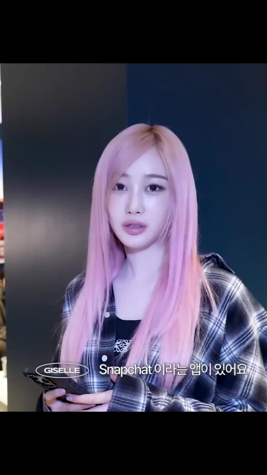 지젤의 디테일한 셀카 비법📸
역시 셀카 찍는 법부터 다른 에스파⛓️ 이미지