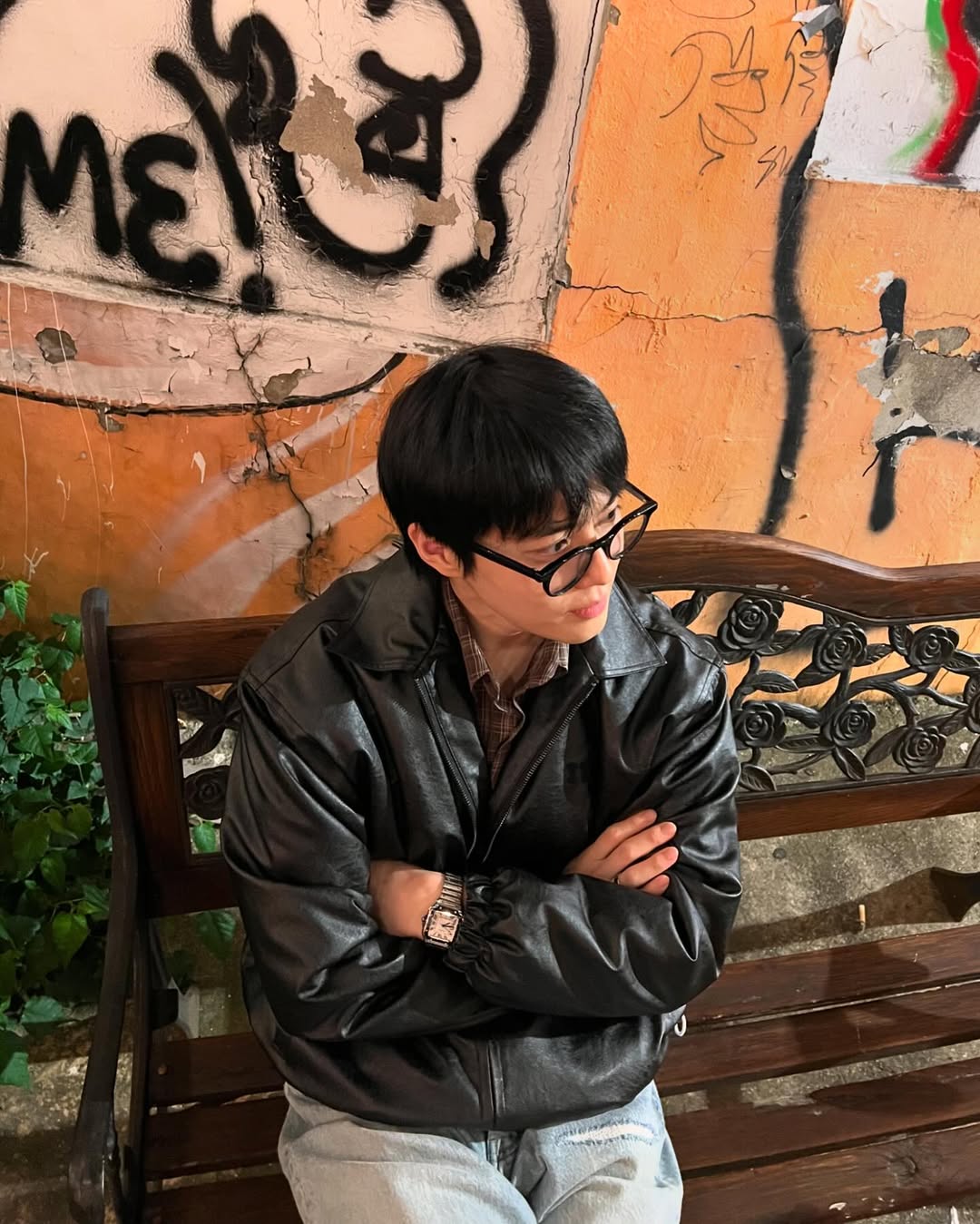 캐주얼함 더하는 검정 뿔테👓 이미지