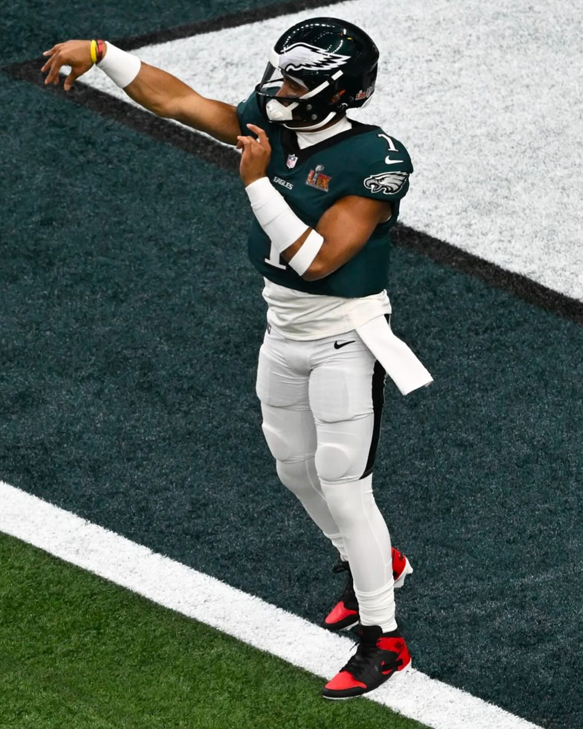 필드위에서 우린 모두 조던을 신지👟🔥
에어조던(jumpman23)은 더이상 농구 필드 위에서만 뛰지 않습니다.
야구,미식축구,복싱 등 다양한 필드위에서 조던의 감성과 에너지를 느낄 수 있습니다.
종목은 다르지만 조던으로 통하는 순간😎 이미지4