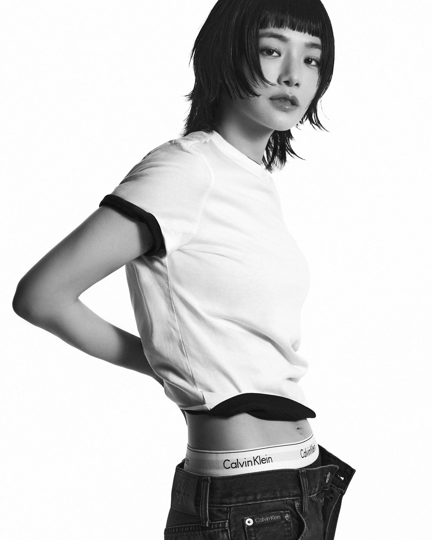 새로 공개된 박규영 x 캘빈클라인🖤
시크함과 섹시함, 강렬한 눈빛까지🔥화보를 넘어 작품 같은 비주얼 이미지3