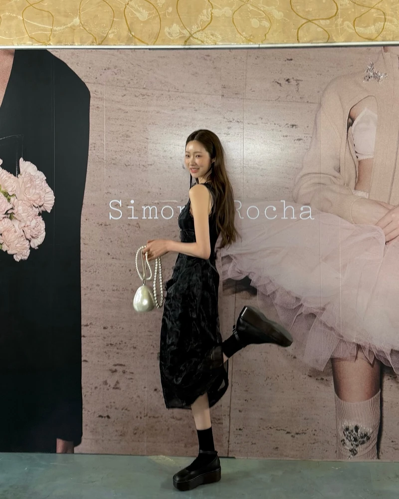 셀럽이 반한 동화같은 패션 세계🦄
시몬 로샤가 2025 봄/여름 컬렉션 전시를 위해 한국을 찾았습니다. 이날 행사에는 차정원, 오눅, 윤이재 등 패션 아이콘들이 자리해 브랜드의 유니크한 감성을 더욱 빛냈습니다. 시몬 로샤는 대체 어떤 브랜드이길래 셀럽들이 앞다투어 참석했을까요?
시몬 로샤는 2010년 첫 컬렉션을 발표한 이후, 자신만의 세계를 구축하며 패션 신에서 독보적인 위치를 차지하고 있습니다. 그녀의 디자인은 로맨틱하면서도 다크한 무드를 바탕으로, 자수, 레이스, 레이어링 등의 섬세한 디테일을 더한 점이 특징인데요. 특히 진주 장식과 독창적인 실루엣을 활용한 아이템들은 많은 사랑을 받고 있습니다.
2025 S/S 컬렉션에서는 발레코어 트렌드를 녹여낸 디자인이 큰 화제를 모았습니다. 발레복에서 영감을 받은 실루엣과 섬세한 디테일이 일상 속에서도 자연스럽게 스며들 수 있도록 구성했죠. 이어 2025 가을 레디 투 웨어 컬렉션에서는 동화 <토끼와 거북이>에서 영감을 받아 전개한 디자인이 눈길을 끌었습니다. 브랜드의 아카이브 피스를 현대적으로 재해석한 스타일링이 돋보였으며, 과거와 현재가 공존하는 듯한 감각적인 룩으로 런웨이를 장식했습니다.
매 시즌 새로운 감성과 탄탄한 스토리텔링으로 기대를 모으는 시몬 로샤. 셀럽들이 사랑하는 브랜드, 그리고 동화 같은 패션 세계를 선보이는 시몬 로샤의 다음 컬렉션도 기대해볼 만합니다. 이미지2