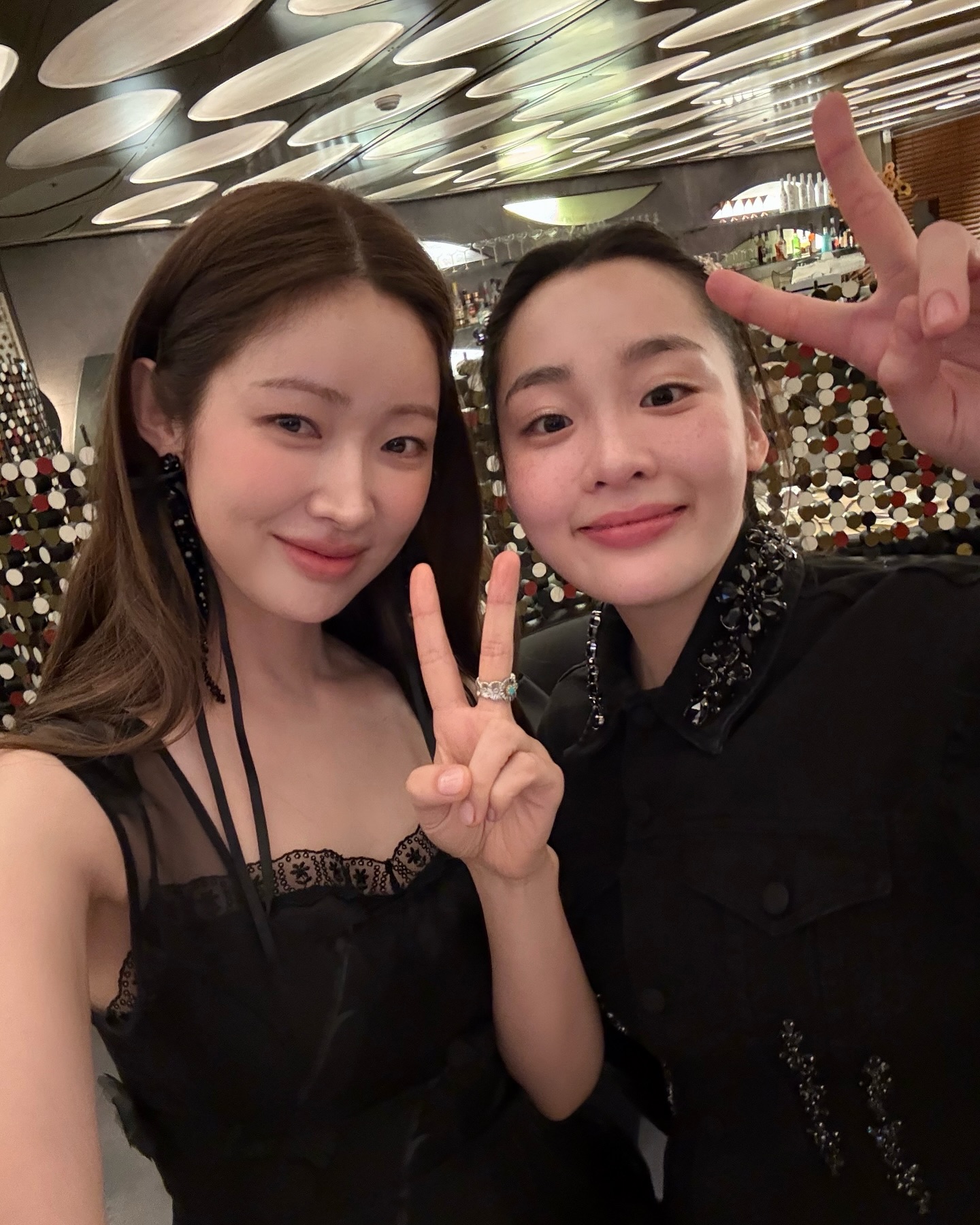셀럽이 반한 동화같은 패션 세계🦄

시몬 로샤가 2025 봄/여름 컬렉션 전시를 위해 한국을 찾았습니다. 이날 행사에는 차정원, 오눅, 윤이재 등 패션 아이콘들이 자리해 브랜드의 유니크한 감성을 더욱 빛냈습니다. 시몬 로샤는 대체 어떤 브랜드이길래 셀럽들이 앞다투어 참석했을까요?

시몬 로샤는 2010년 첫 컬렉션을 발표한 이후, 자신만의 세계를 구축하며 패션 신에서 독보적인 위치를 차지하고 있습니다. 그녀의 디자인은 로맨틱하면서도 다크한 무드를 바탕으로, 자수, 레이스, 레이어링 등의 섬세한 디테일을 더한 점이 특징인데요. 특히 진주 장식과 독창적인 실루엣을 활용한 아이템들은 많은 사랑을 받고 있습니다.

2025 S/S 컬렉션에서는 발레코어 트렌드를 녹여낸 디자인이 큰 화제를 모았습니다. 발레복에서 영감을 받은 실루엣과 섬세한 디테일이 일상 속에서도 자연스럽게 스며들 수 있도록 구성했죠. 이어 2025 가을 레디 투 웨어 컬렉션에서는 동화 <토끼와 거북이>에서 영감을 받아 전개한 디자인이 눈길을 끌었습니다. 브랜드의 아카이브 피스를 현대적으로 재해석한 스타일링이 돋보였으며, 과거와 현재가 공존하는 듯한 감각적인 룩으로 런웨이를 장식했습니다.

매 시즌 새로운 감성과 탄탄한 스토리텔링으로 기대를 모으는 시몬 로샤. 셀럽들이 사랑하는 브랜드, 그리고 동화 같은 패션 세계를 선보이는 시몬 로샤의 다음 컬렉션도 기대해볼 만합니다. 이미지