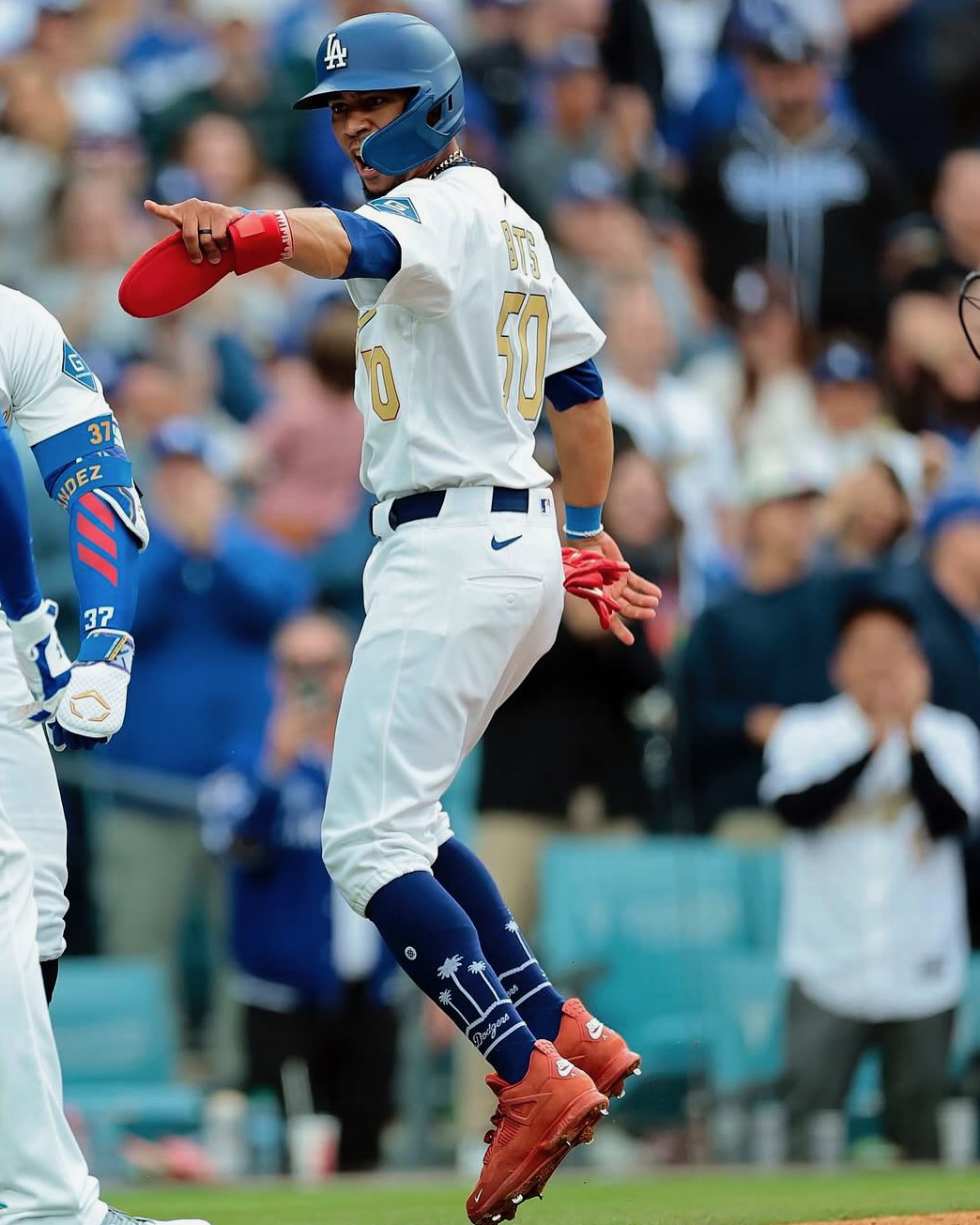 필드위에서 우린 모두 조던을 신지👟🔥
에어조던(jumpman23)은 더이상 농구 필드 위에서만 뛰지 않습니다.
야구,미식축구,복싱 등 다양한 필드위에서 조던의 감성과 에너지를 느낄 수 있습니다.
종목은 다르지만 조던으로 통하는 순간😎 이미지3