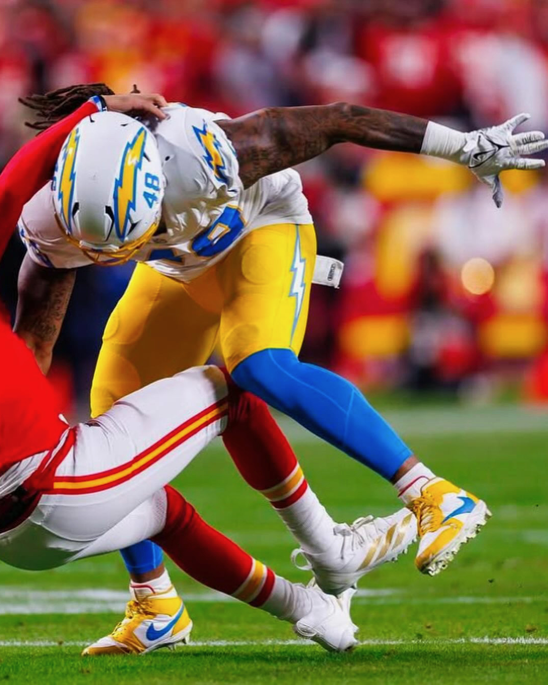 필드위에서 우린 모두 조던을 신지👟🔥
에어조던(jumpman23)은 더이상 농구 필드 위에서만 뛰지 않습니다.
야구,미식축구,복싱 등 다양한 필드위에서 조던의 감성과 에너지를 느낄 수 있습니다.
종목은 다르지만 조던으로 통하는 순간😎 이미지10