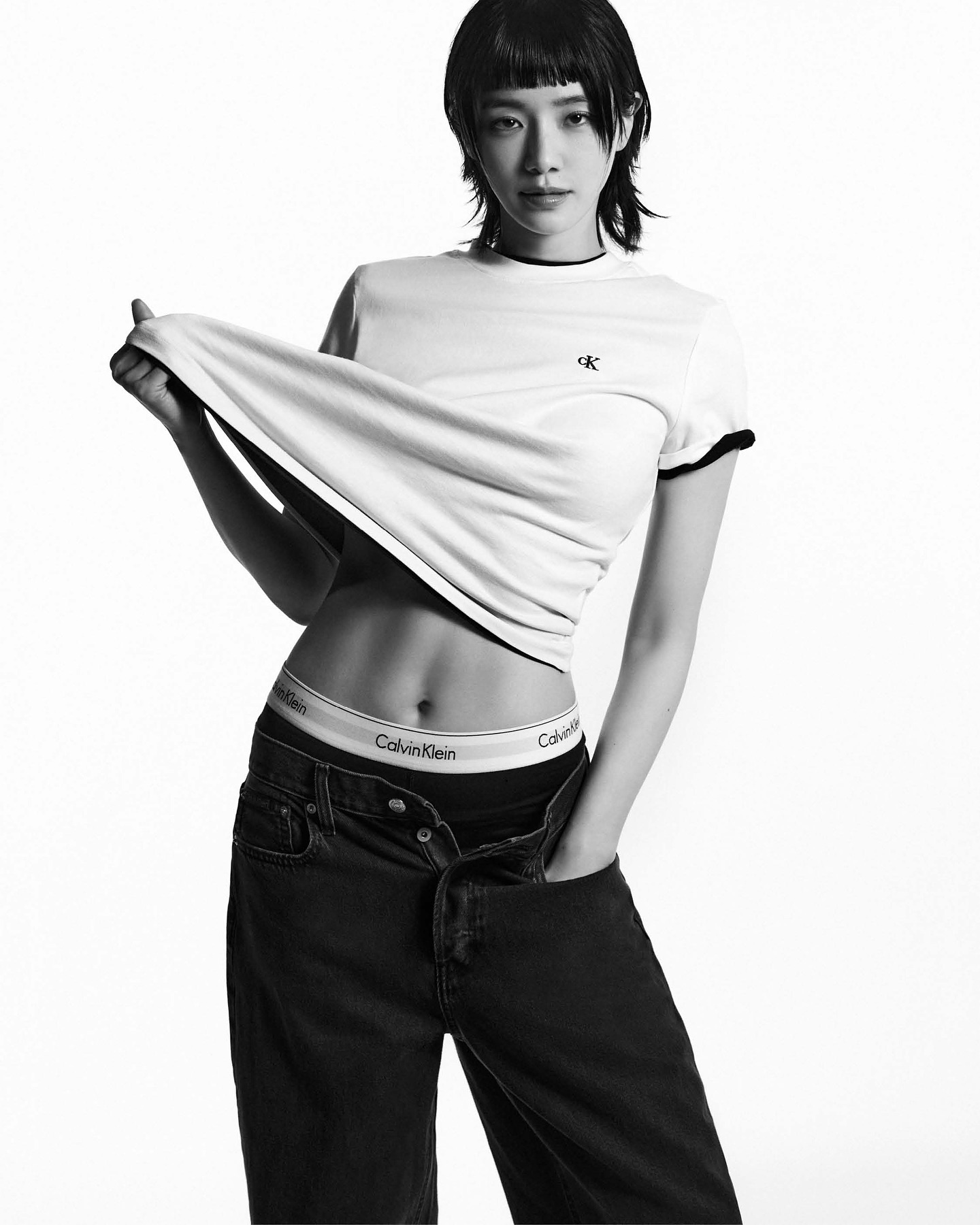 새로 공개된 박규영 x 캘빈클라인🖤
시크함과 섹시함, 강렬한 눈빛까지🔥화보를 넘어 작품 같은 비주얼 이미지4