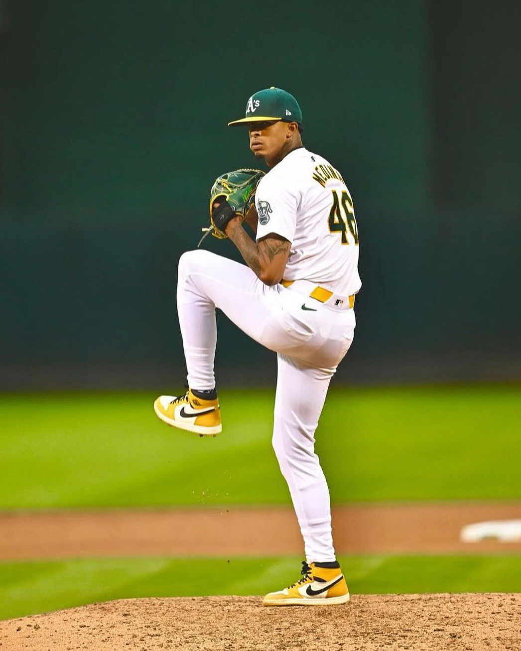 필드위에서 우린 모두 조던을 신지👟🔥
에어조던(jumpman23)은 더이상 농구 필드 위에서만 뛰지 않습니다.
야구,미식축구,복싱 등 다양한 필드위에서 조던의 감성과 에너지를 느낄 수 있습니다.
종목은 다르지만 조던으로 통하는 순간😎 이미지5