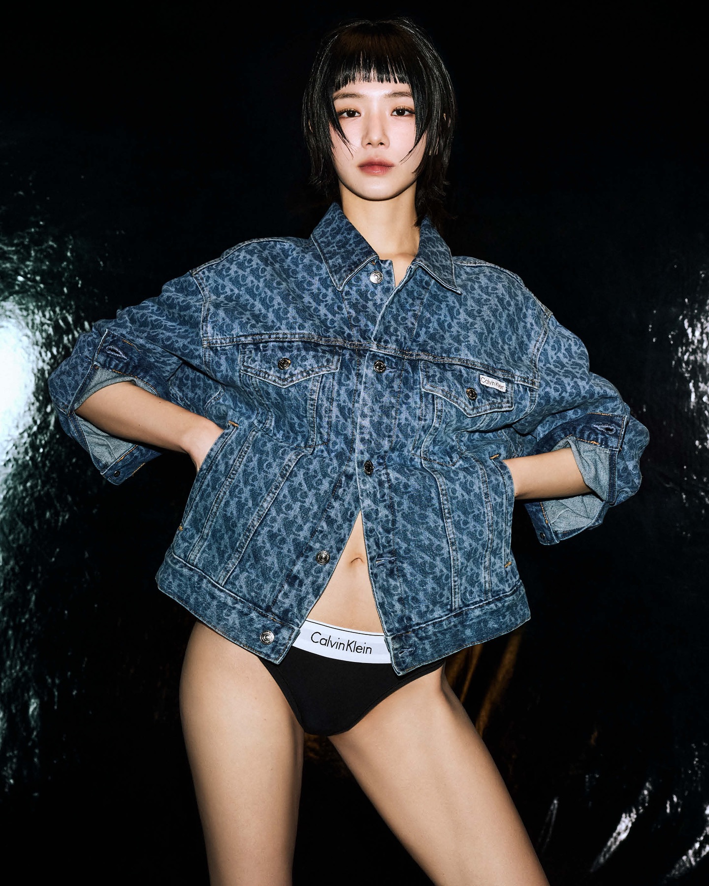 새로 공개된 박규영 x 캘빈클라인🖤
시크함과 섹시함, 강렬한 눈빛까지🔥화보를 넘어 작품 같은 비주얼 이미지2