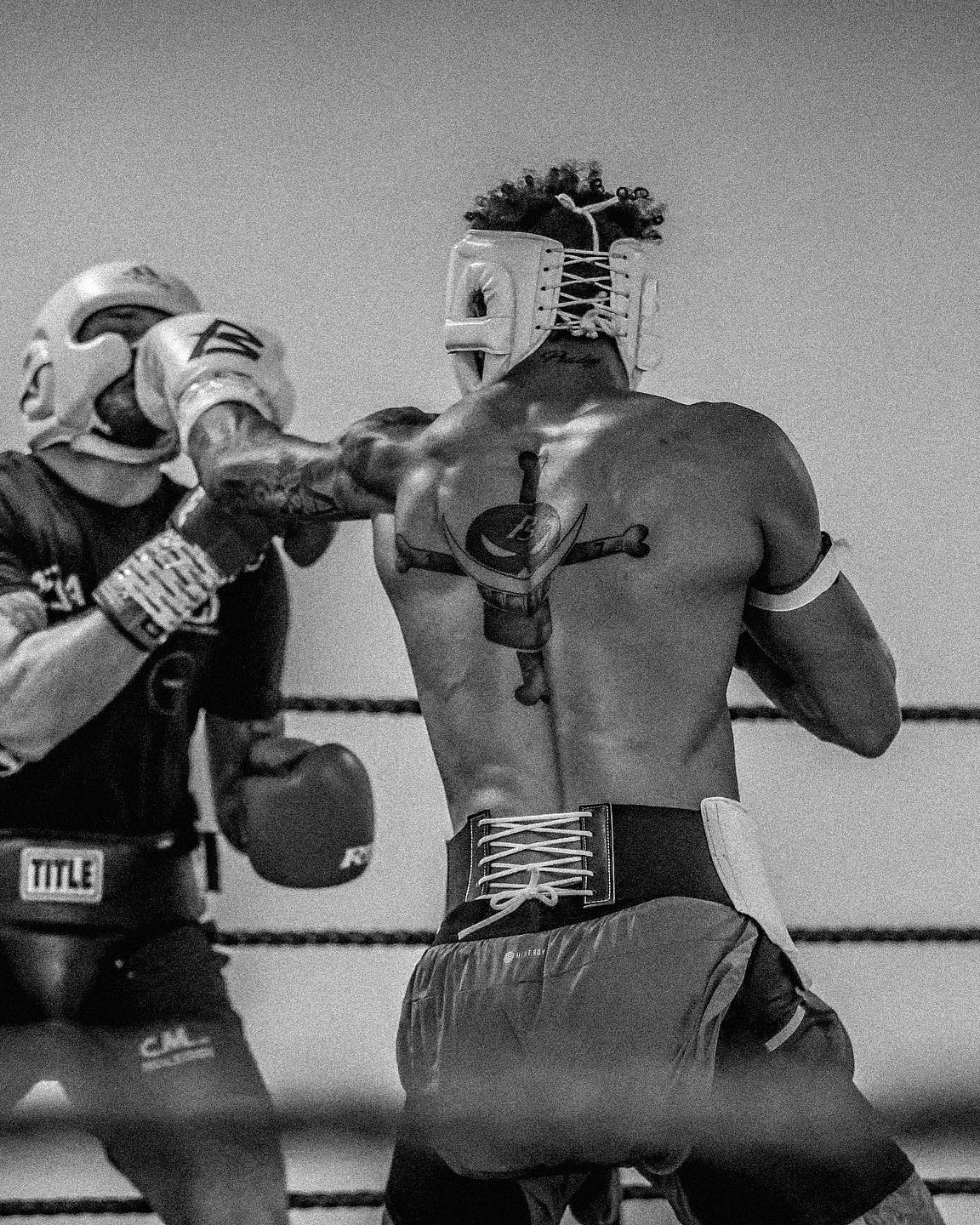 링위의 흰수염, 밴 휘터커의 진짜 멋🏴‍☠️🥊 

복싱 실력은 물론, 감각적인 패션 센스까지 완벽한 벤휘태커(benwhittaker).

그의 모든 스타일은 '전투 준비 완료' 상태😎 이미지10