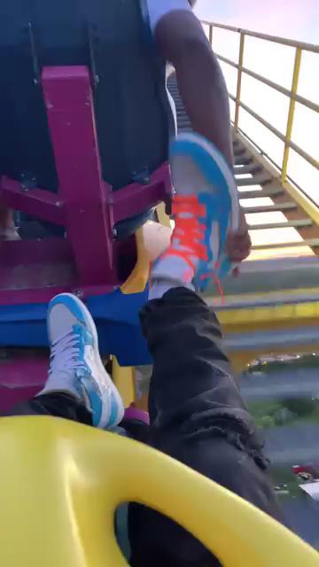 롤러코스터 탈때 꽉끈하고 타...🎢😭 이미지