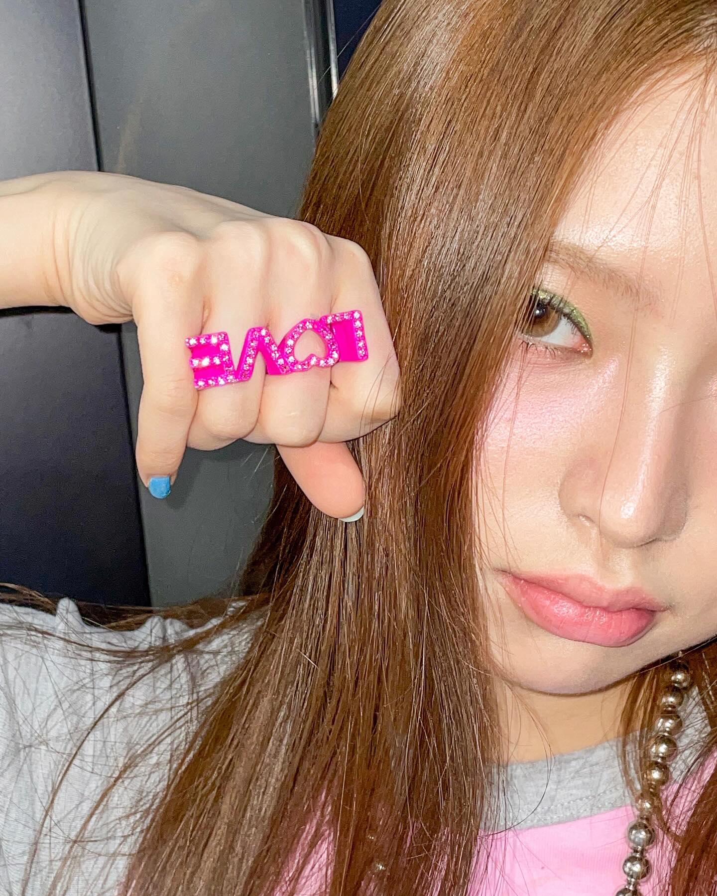 컬러 섀도우의 붐이 온다🎨

요즘 여자 아이돌들 사이에서 유행하는 아이 메이크업이 있죠! 바로 '컬러 섀도우'인데요. 예전 이효리의 유고걸 메이크업이 떠오르는 이 스타일은 유니크하면서도 발랄한 매력이 넘칩니다. 과연 이 메이크업이 일상에서도 자연스럽게 스며드는 트렌드가 될 수 있을까요?✨ 이미지8