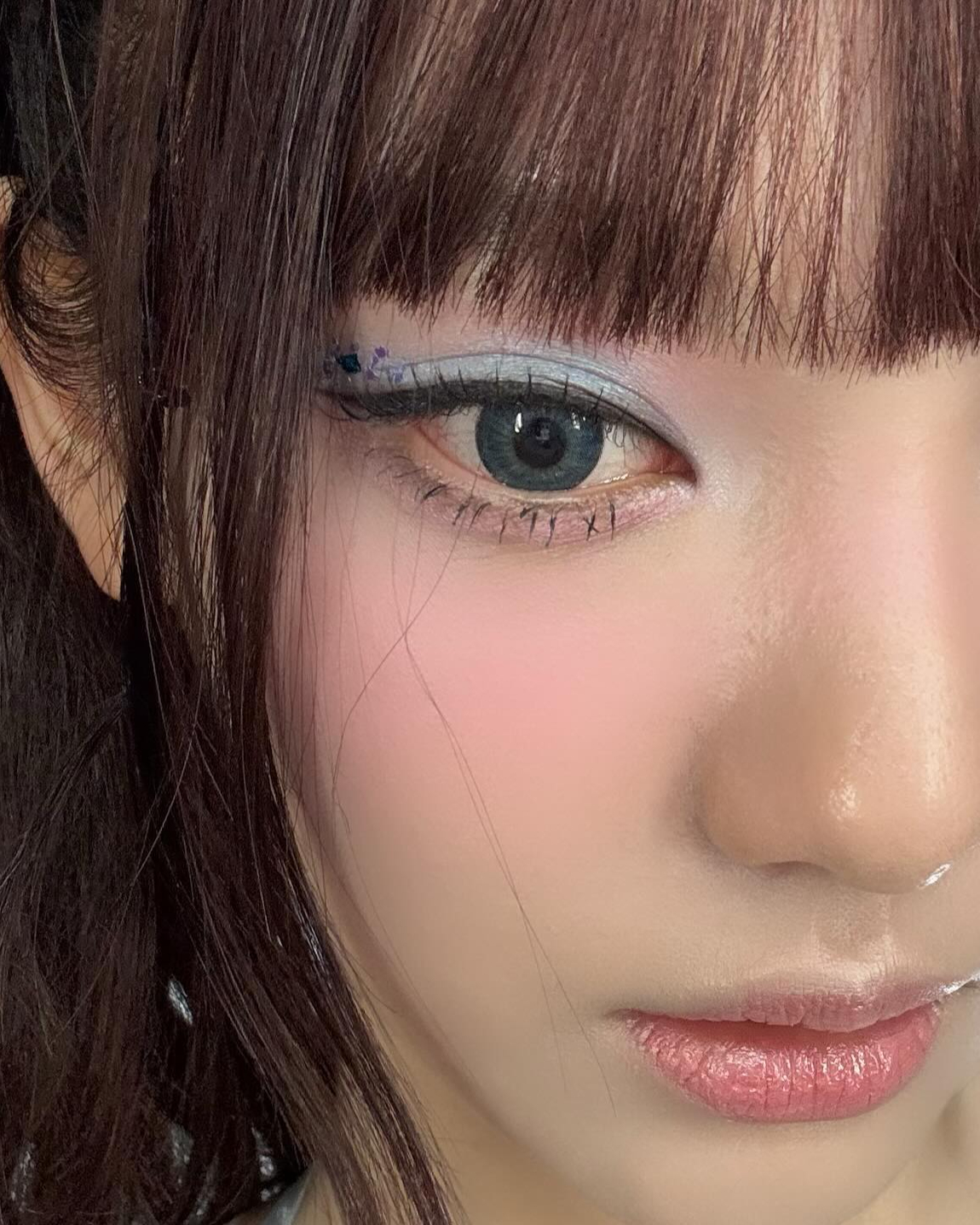 컬러 섀도우의 붐이 온다🎨

요즘 여자 아이돌들 사이에서 유행하는 아이 메이크업이 있죠! 바로 '컬러 섀도우'인데요. 예전 이효리의 유고걸 메이크업이 떠오르는 이 스타일은 유니크하면서도 발랄한 매력이 넘칩니다. 과연 이 메이크업이 일상에서도 자연스럽게 스며드는 트렌드가 될 수 있을까요?✨ 이미지6