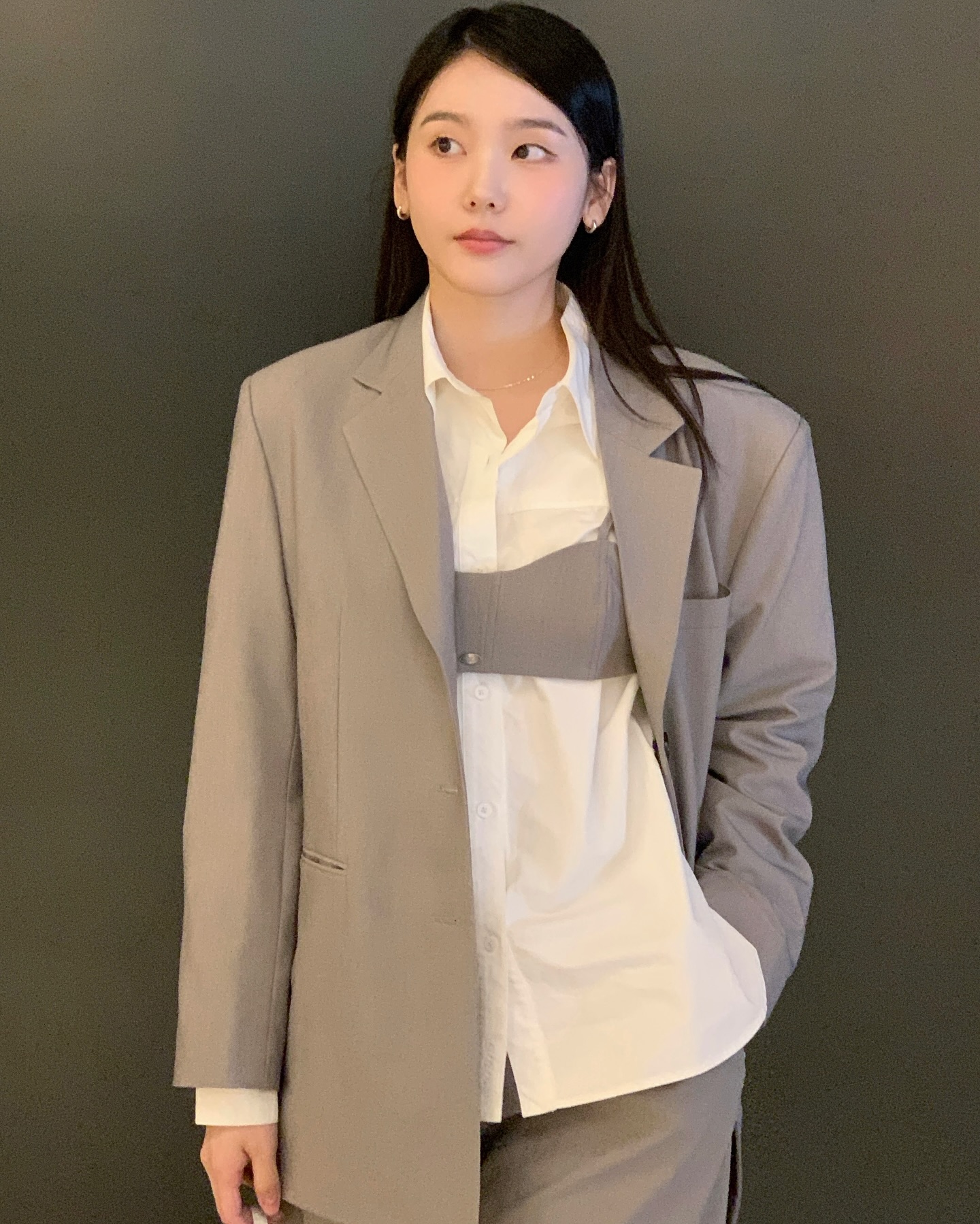 옷잘알들의 셔츠 코디 4가지👔
셔츠는 어떤 스타일에도 찰떡인 코디 필수템입니다. 깔끔하고 스타일리시한 매력을 가진 셔츠는 단독으로도 좋지만, 다양한 아이템과 함께 코디하면 새로운 느낌을 줄 수 있죠. 계절에 상관없이 활용 가능하고, 세련되게 혹은 편안하게 연출할 수 있는데요. 셔츠 하나로 일상부터 특별한 날까지 다양한 룩을 완성해 보세요!💙
1. 니트 나시 + 데님팬츠와 함께
2. 오버핏 니트 + 쇼츠와 함께
3. 같은 톤의 데님 팬츠와 함께
4. 크롭 뷔스티에 + 셋업과 함께 이미지8