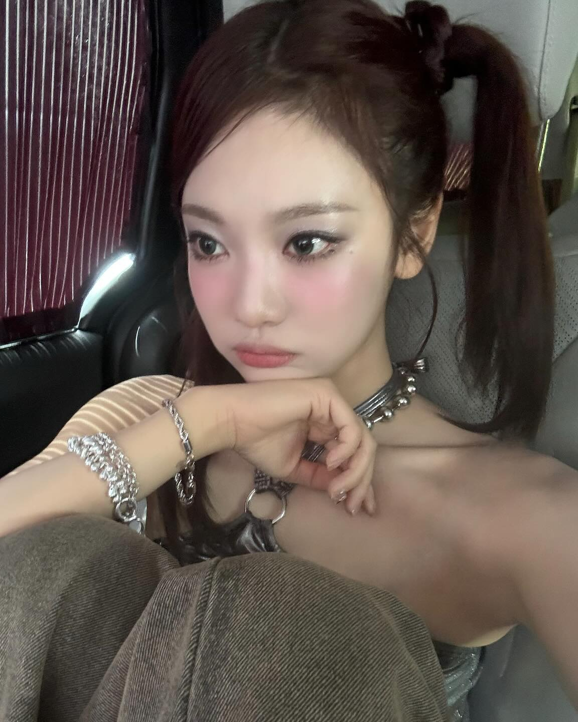 컬러 섀도우의 붐이 온다🎨

요즘 여자 아이돌들 사이에서 유행하는 아이 메이크업이 있죠! 바로 '컬러 섀도우'인데요. 예전 이효리의 유고걸 메이크업이 떠오르는 이 스타일은 유니크하면서도 발랄한 매력이 넘칩니다. 과연 이 메이크업이 일상에서도 자연스럽게 스며드는 트렌드가 될 수 있을까요?✨ 이미지3