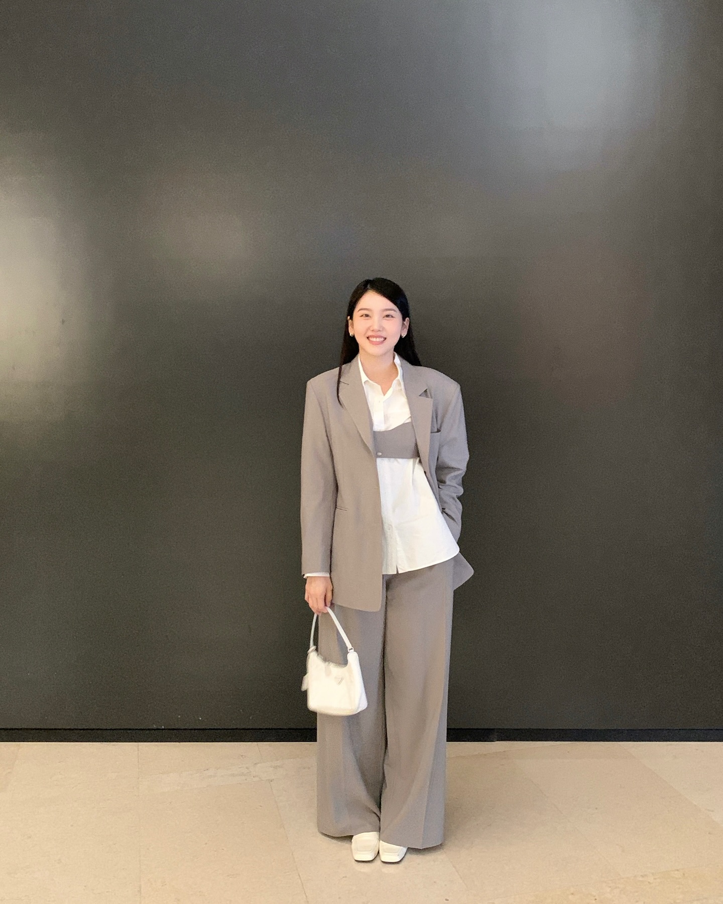옷잘알들의 셔츠 코디 4가지👔

셔츠는 어떤 스타일에도 찰떡인 코디 필수템입니다. 깔끔하고 스타일리시한 매력을 가진 셔츠는 단독으로도 좋지만, 다양한 아이템과 함께 코디하면 새로운 느낌을 줄 수 있죠. 계절에 상관없이 활용 가능하고, 세련되게 혹은 편안하게 연출할 수 있는데요. 셔츠 하나로 일상부터 특별한 날까지 다양한 룩을 완성해 보세요!💙

1. 니트 나시 + 데님팬츠와 함께
2. 오버핏 니트 + 쇼츠와 함께
3. 같은 톤의 데님 팬츠와 함께
4. 크롭 뷔스티에 + 셋업과 함께 이미지