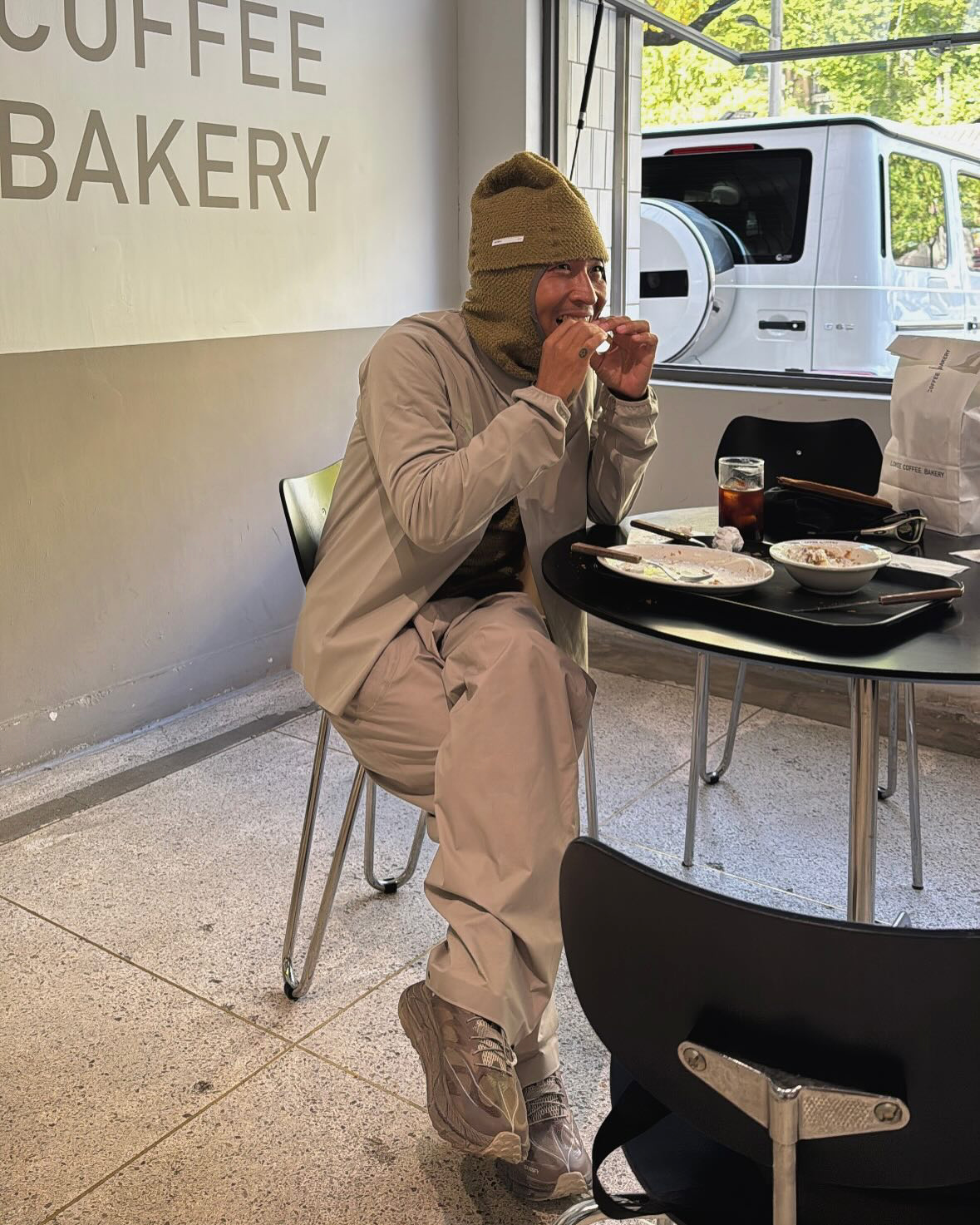 옷 잘 입는 카페 사장님🐪☕️
스트릿과 미니멀 조합 장인😎 이미지4