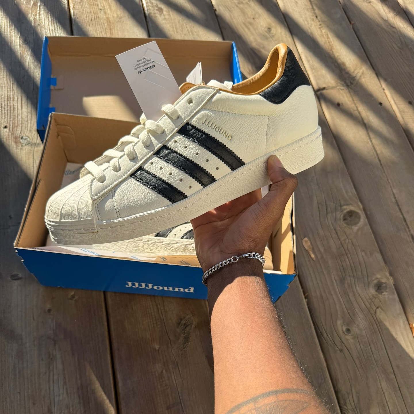 올봄, 콜라보 스니커즈가 대세👟

최근 스니커즈 신에서 가장 주목받는 키워드는 단연 '콜라보 스니커즈’입니다. 브랜드와 브랜드가 만나 완성한 이 특별한 아이템들은 단순한 운동화를 넘어 하나의 작품처럼 여겨집니다. 클래식함에 현대적인 감각을 더한 콜라보 스니커즈 네 가지를 소개합니다.

- JJJJound x 아디다스 슈퍼스타
몽트리올 기반의 감성 브랜드 자운드가 아디다스의 아이코닉한 슈퍼스타를 자신들만의 미니멀한 무드로 재해석했습니다. 클래식함 속에 절제된 세련미가 돋보이며, 크림 화이트와 블랙 등 두 가지 컬러로 출시됐습니다. 가격은 약 36만 원대입니다.

- 꼼데가르송 x 나이키 에어맥스 96 (센스 96)
파리 패션위크에서 첫 공개되며 화제를 모은 제품으로, 기존 에어맥스 96의 실루엣에 실험적인 그래픽 밑창을 더했습니다. 핑크, 블랙, 화이트 세 가지 컬러웨이로 구성되며, 아방가르드한 감성이 인상적인 아이템입니다. 올봄 출시 예정이며 가격은 미정입니다.

- 베이프 x 아디다스 슈퍼스타 ‘SSTR V BAPE’
전설적인 콜라보 조합이 다시 만났습니다. 은은한 카무플라주 엠보싱 디테일로 베이프만의 스트리트 무드를 완성했습니다. 오프화이트와 블루, 두 가지 컬러로 출시되며 가격은 약 23만 원대입니다.

- 키스 x 뉴발란스 991, 992 ‘오사카 에디션’
오사카 플래그십 스토어 오픈을 기념해 제작된 이 한정판은, 고급 스웨이드와 가죽 오버레이, 커스텀 브랜딩 등 디테일에 충실한 제품입니다. ‘스틸 블루’ 컬러로 구성된 991v2는 뉴발란스 1300JP에 대한 오마주로, 클래식 마니아들의 소장 욕구를 자극합니다. 가격은 35만 9천원.

이번 봄, 트렌디함과 감성을 동시에 챙기고 싶다면 유니크한 매력의 콜라보 스니커즈로 스타일에 확실한 포인트를 더해보세요. 발끝부터 분위기를 바꿔줄 수 있습니다. 이미지