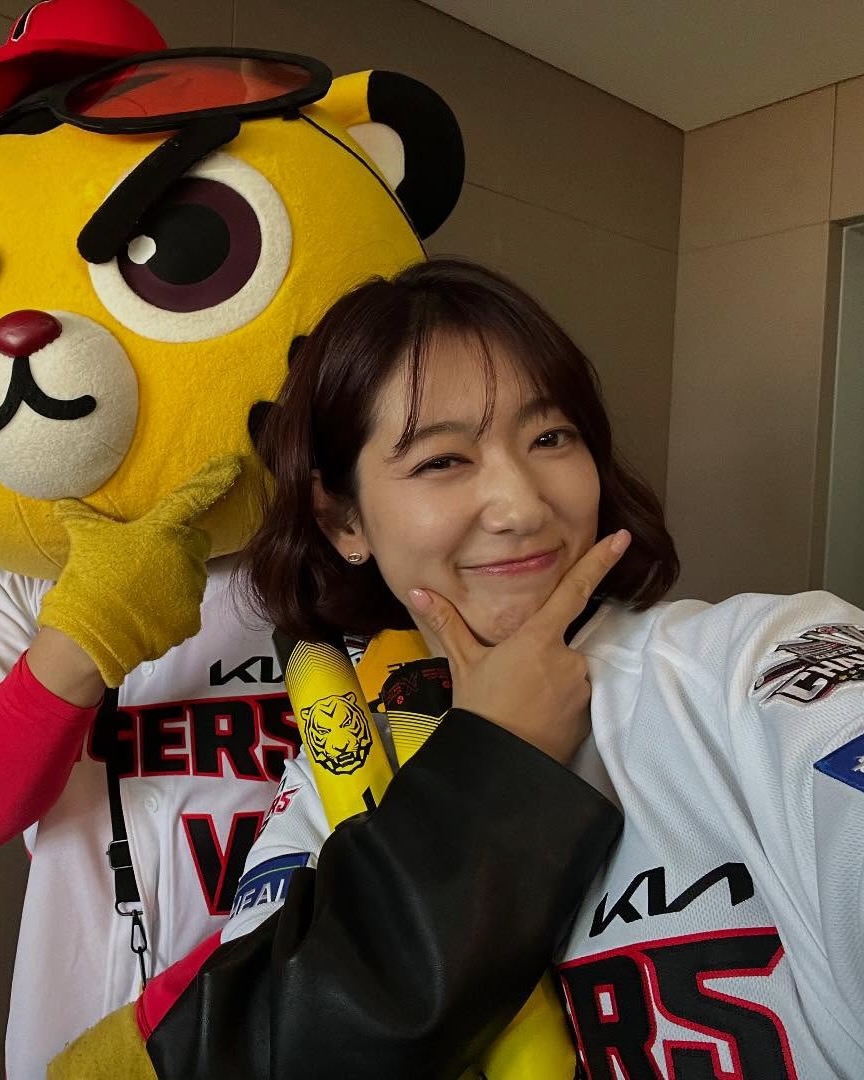야구 보기 좋은 날씨⚾️
야구장 가고 싶어지는 셀럽 야구 유니폼 룩🏟️ 이미지7