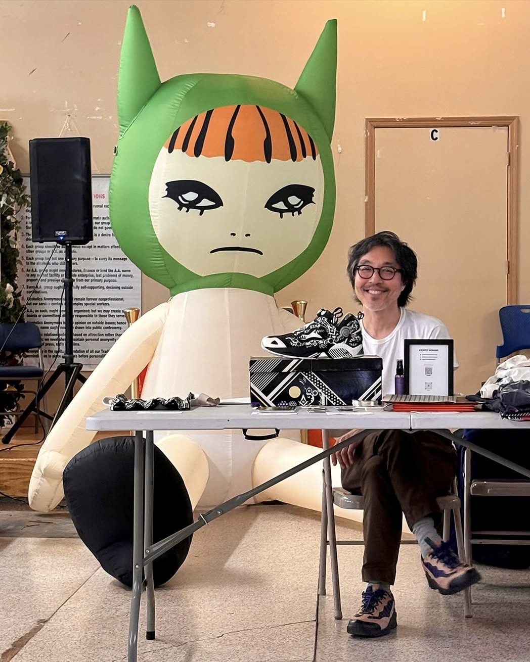 챔피온의 아이콘으로 선정된 겐조 미나미🖌️

​갠조 미나미는 일본 효고현 출신의 그래픽 아티스트로, 현재 뉴욕에서 활동하고 있습니다. 일본에서 문학과 서양 철학을 전공한 후, 파슨스 디자인 스쿨에서 제품 디자인 학사 학위를 취득했어요. 

이후 TV 방송 네트워크에서 세트 및 소품 디자이너로 커리어를 시작. 코카콜라, 우탱 클랜 등 다양한 고객과 함께 모션 그래픽 디자이너 및 아트 디렉터로 성장하며 활동했다고 해요.

겐조 미나미의 작품은 복잡한 패턴과 미래지향적인 그래픽으로 유명하며, 패션, 음악, 제품 디자인 등 다양한 분야에서 독특한 스타일을 선보여 왔습니다.

아디다스, 리복, 메르세데스-벤츠, 라프 시몬스 등과 협업하였으며, 작품 중 일부는 뉴욕 현대미술관(MoMA)의 영구 소장품으로 선정되었다고.  이미지4