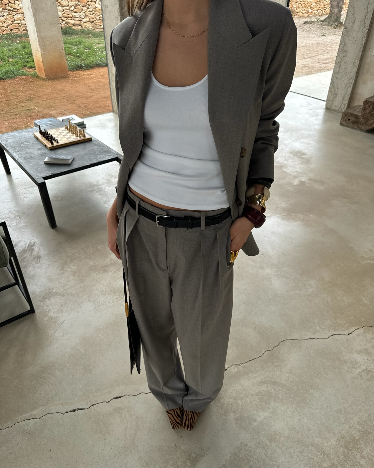 고급스러운 출근룩 만능 조합✨
같은 컬러의 자켓 + 슬랙스로 매치하기🤎 이미지