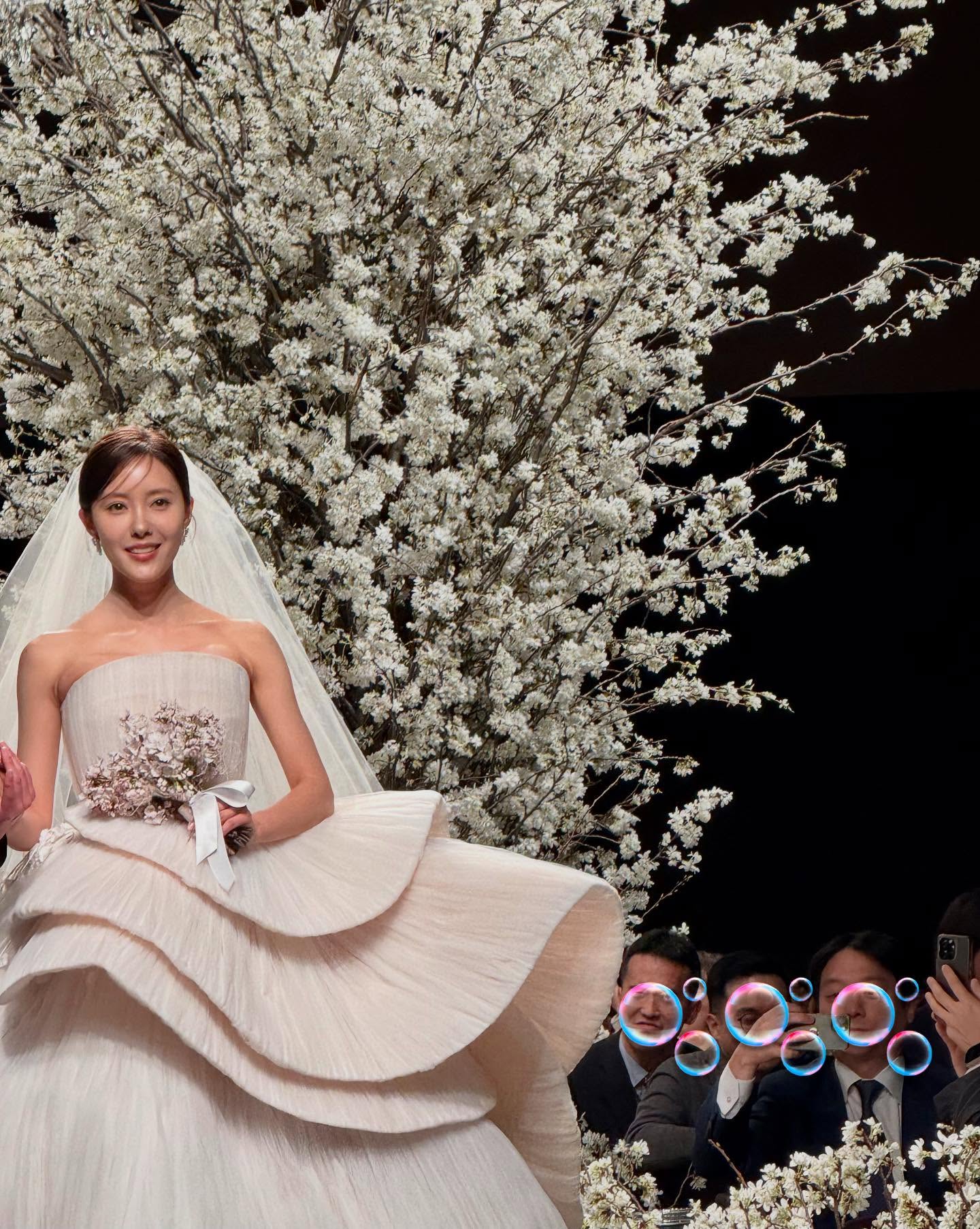 효민이 입은 단 2벌뿐인 드레스👰🏻‍♀️

티아라 효민이 지난 6일 금융업계 종사자와 결혼하며, 입체적인 주름 장식이 돋보이는 독특한 웨딩드레스로 눈길을 끌었습니다.🤍 이 드레스는 2025 S/S 사라므라드 하이엔드 웨딩드레스로, 국내에 단 2벌만 존재하는 아이템인데요. 효민의 우아한 웨딩드레스 자태를 지금 바로 감상해보세요!✨ 이미지