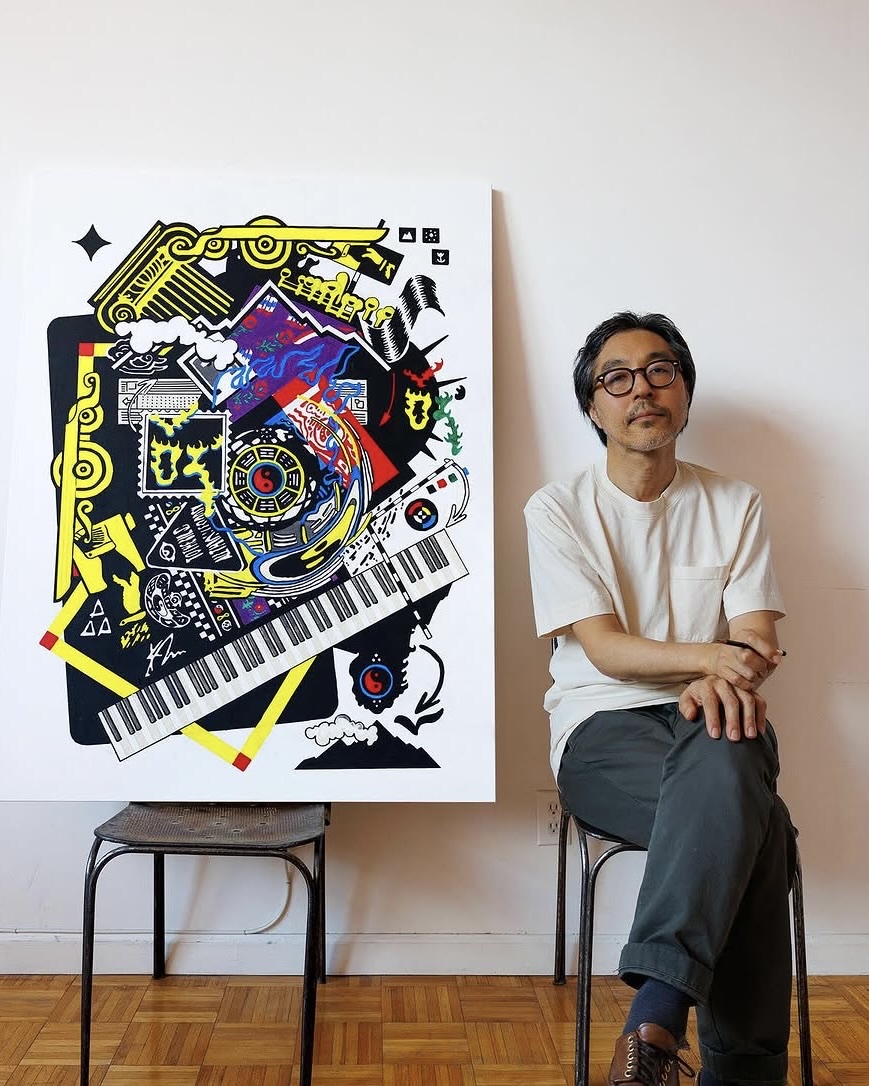 챔피온의 아이콘으로 선정된 겐조 미나미🖌️

​갠조 미나미는 일본 효고현 출신의 그래픽 아티스트로, 현재 뉴욕에서 활동하고 있습니다. 일본에서 문학과 서양 철학을 전공한 후, 파슨스 디자인 스쿨에서 제품 디자인 학사 학위를 취득했어요. 

이후 TV 방송 네트워크에서 세트 및 소품 디자이너로 커리어를 시작. 코카콜라, 우탱 클랜 등 다양한 고객과 함께 모션 그래픽 디자이너 및 아트 디렉터로 성장하며 활동했다고 해요.

겐조 미나미의 작품은 복잡한 패턴과 미래지향적인 그래픽으로 유명하며, 패션, 음악, 제품 디자인 등 다양한 분야에서 독특한 스타일을 선보여 왔습니다.

아디다스, 리복, 메르세데스-벤츠, 라프 시몬스 등과 협업하였으며, 작품 중 일부는 뉴욕 현대미술관(MoMA)의 영구 소장품으로 선정되었다고.  이미지2