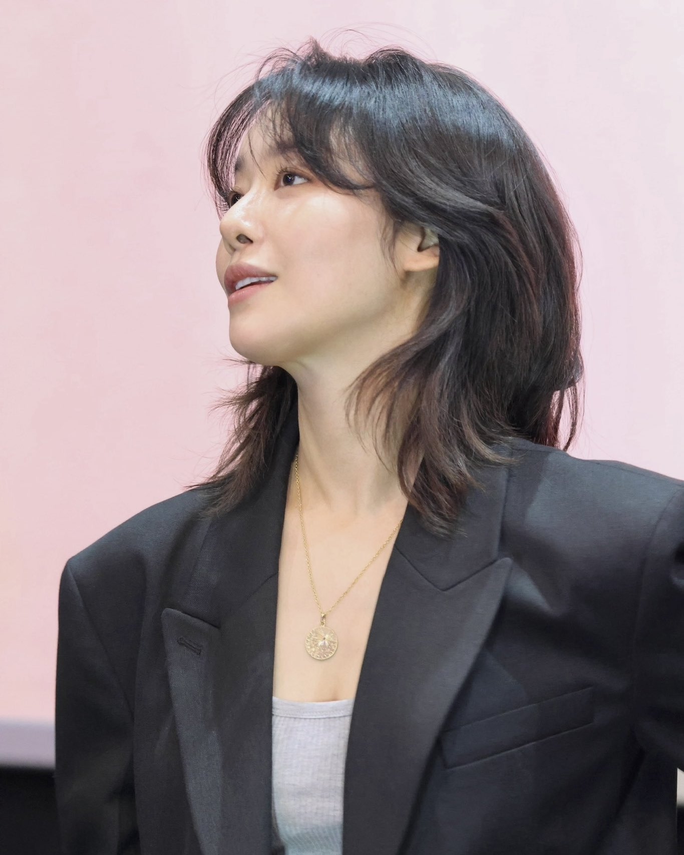 차주영의 고급스러움 치트키❓
미디움 기장 헤어로 완성되는 우아함✨ 이미지