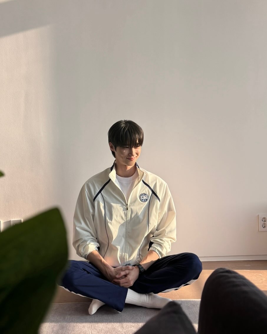변우석, 다시 그 때의 선재로😭

변우석이 <선재 업고 튀어> 1주년을 맞아, SNS에 사진을 대량 대량 공개했습니다. 그저 드라마를 찍었던 배우가 아니라, 정말로 ‘선재’였던 변우석! 슬라이드를 넘겨 마음속 한 켠에 여전히 살아 있는 선재를 만나보세요🖤 이미지