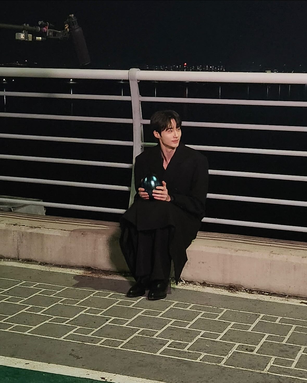 변우석, 다시 그 때의 선재로😭
변우석이 <선재 업고 튀어> 1주년을 맞아, SNS에 사진을 대량 대량 공개했습니다. 그저 드라마를 찍었던 배우가 아니라, 정말로 ‘선재’였던 변우석! 슬라이드를 넘겨 마음속 한 켠에 여전히 살아 있는 선재를 만나보세요🖤 이미지6