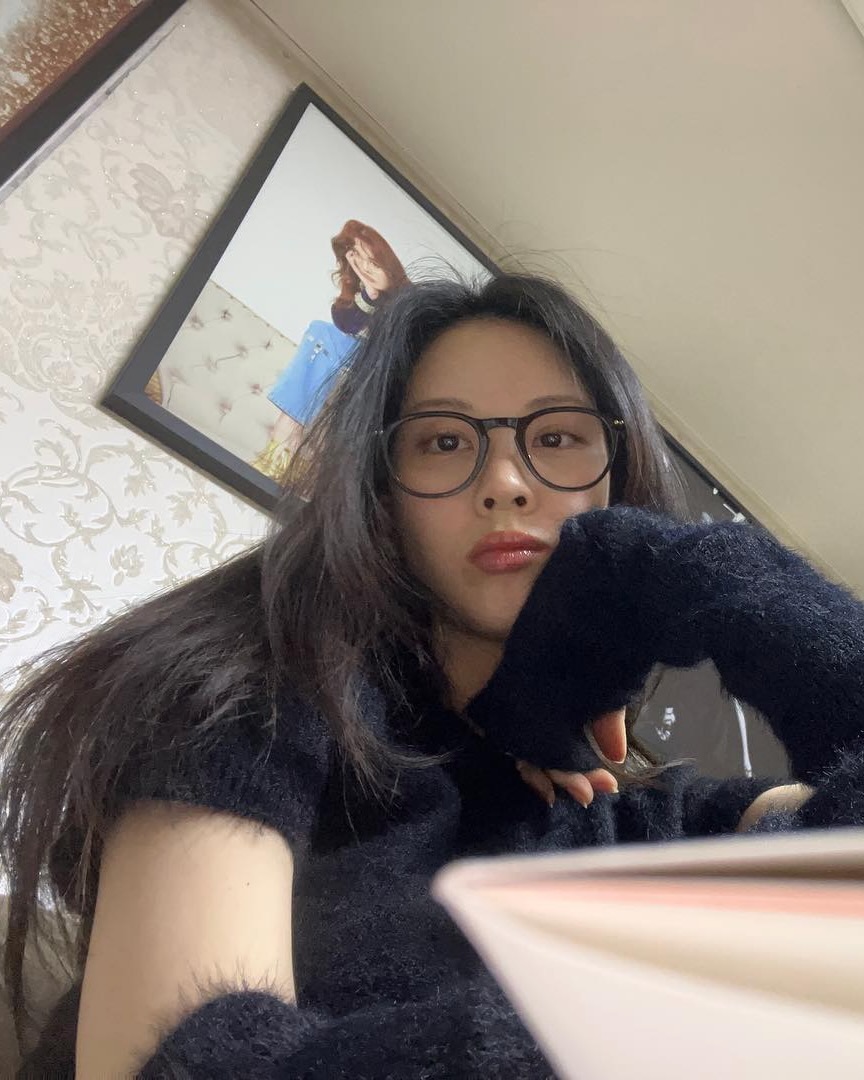 미모 물오른 서현의 뿔테 스타일링🤓
간단하게 꾸안꾸 느낌 내고 싶을 때 참고하기🖤 이미지7