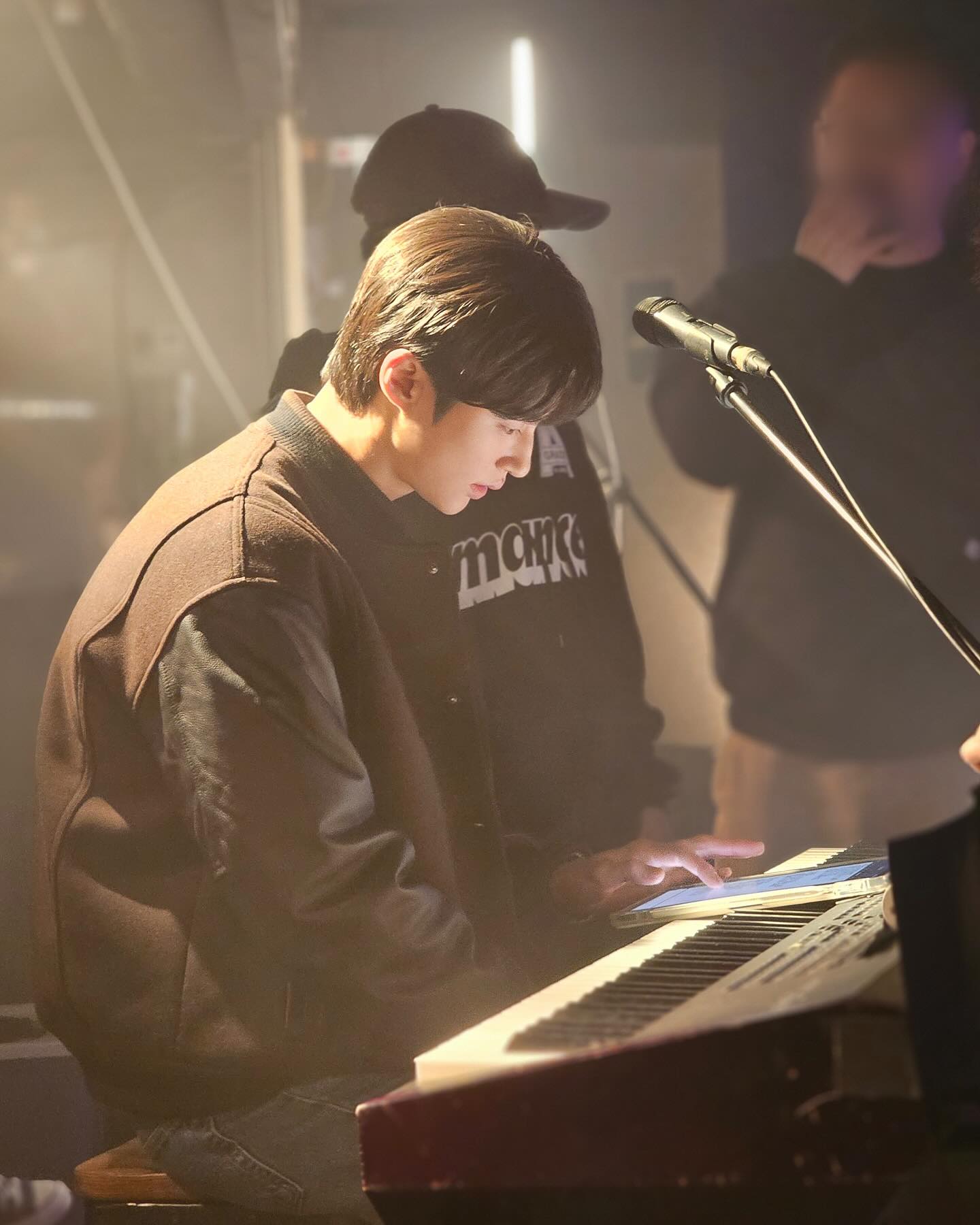 변우석, 다시 그 때의 선재로😭
변우석이 <선재 업고 튀어> 1주년을 맞아, SNS에 사진을 대량 대량 공개했습니다. 그저 드라마를 찍었던 배우가 아니라, 정말로 ‘선재’였던 변우석! 슬라이드를 넘겨 마음속 한 켠에 여전히 살아 있는 선재를 만나보세요🖤 이미지7