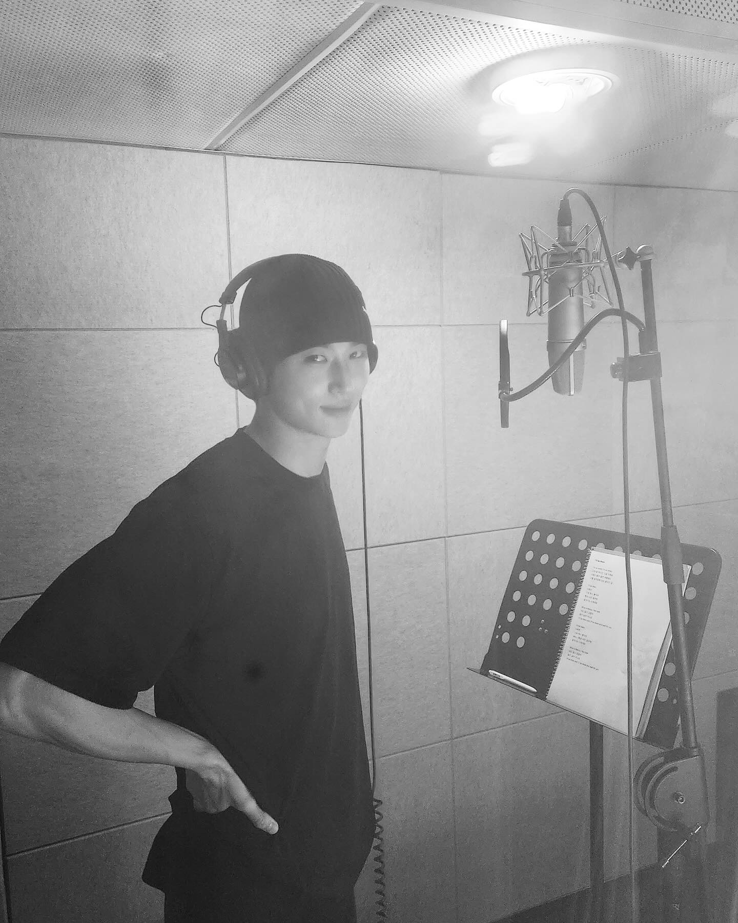 변우석, 다시 그 때의 선재로😭
변우석이 <선재 업고 튀어> 1주년을 맞아, SNS에 사진을 대량 대량 공개했습니다. 그저 드라마를 찍었던 배우가 아니라, 정말로 ‘선재’였던 변우석! 슬라이드를 넘겨 마음속 한 켠에 여전히 살아 있는 선재를 만나보세요🖤 이미지9