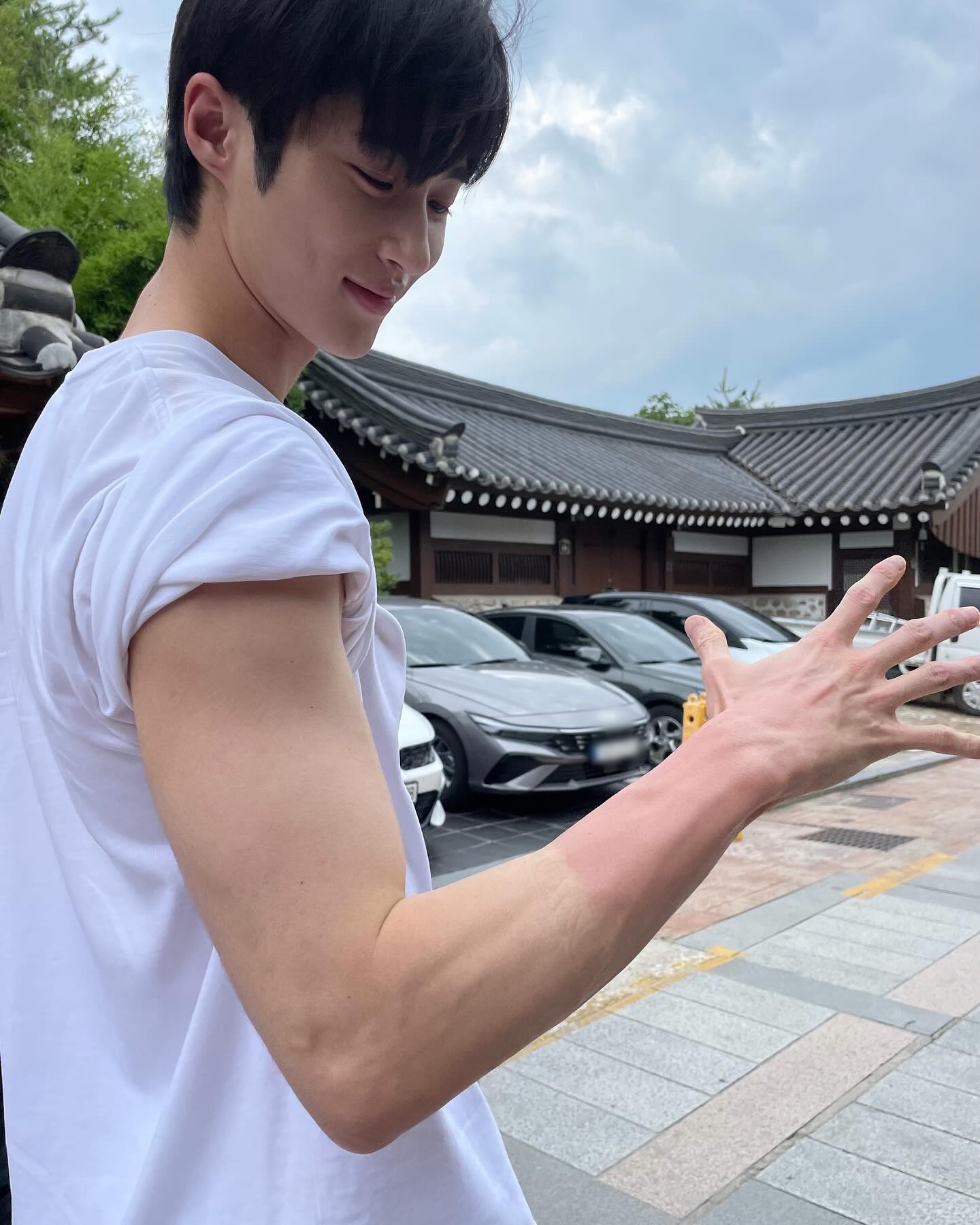 변우석, 다시 그 때의 선재로😭
변우석이 <선재 업고 튀어> 1주년을 맞아, SNS에 사진을 대량 대량 공개했습니다. 그저 드라마를 찍었던 배우가 아니라, 정말로 ‘선재’였던 변우석! 슬라이드를 넘겨 마음속 한 켠에 여전히 살아 있는 선재를 만나보세요🖤 이미지2