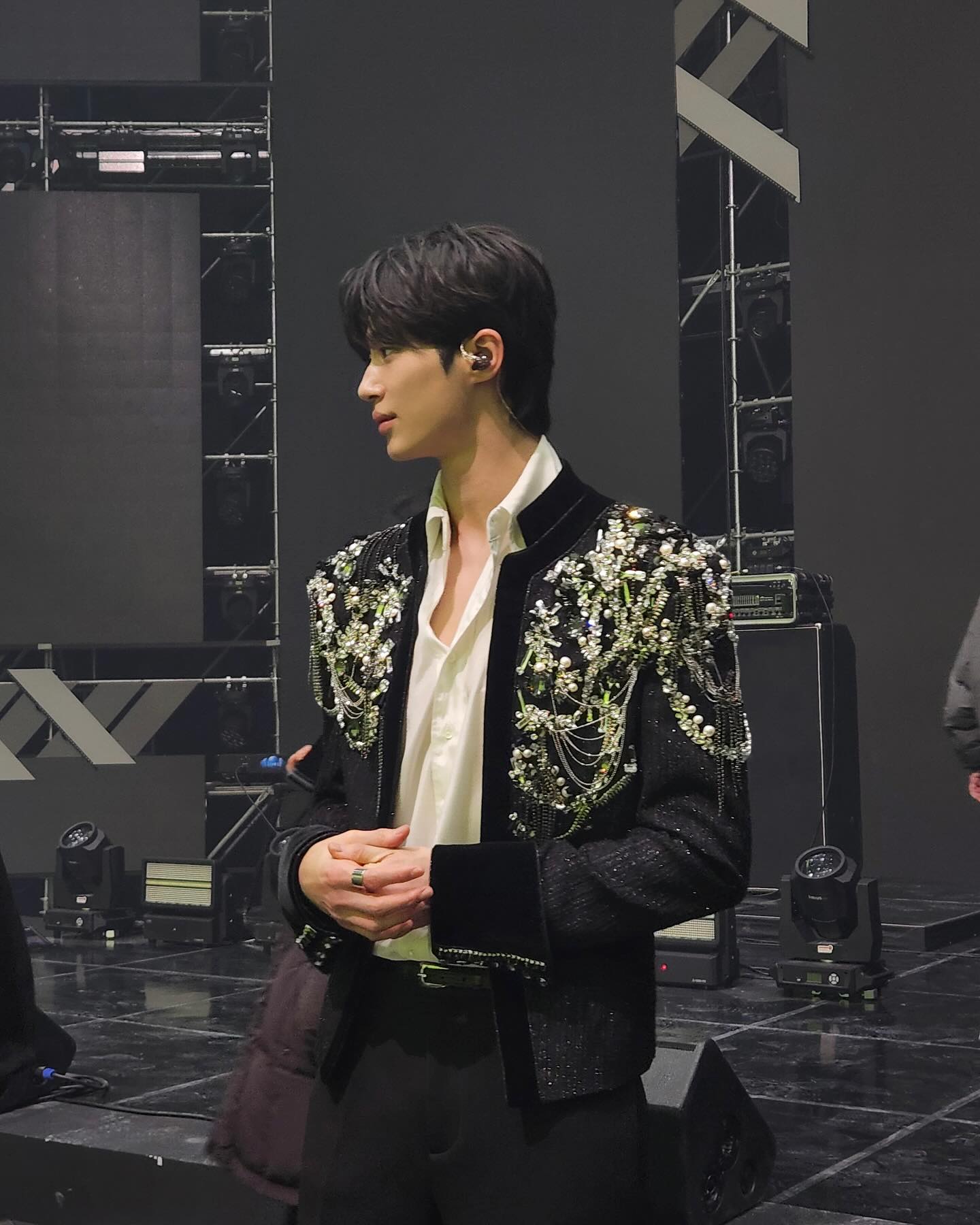 변우석, 다시 그 때의 선재로😭
변우석이 <선재 업고 튀어> 1주년을 맞아, SNS에 사진을 대량 대량 공개했습니다. 그저 드라마를 찍었던 배우가 아니라, 정말로 ‘선재’였던 변우석! 슬라이드를 넘겨 마음속 한 켠에 여전히 살아 있는 선재를 만나보세요🖤 이미지3